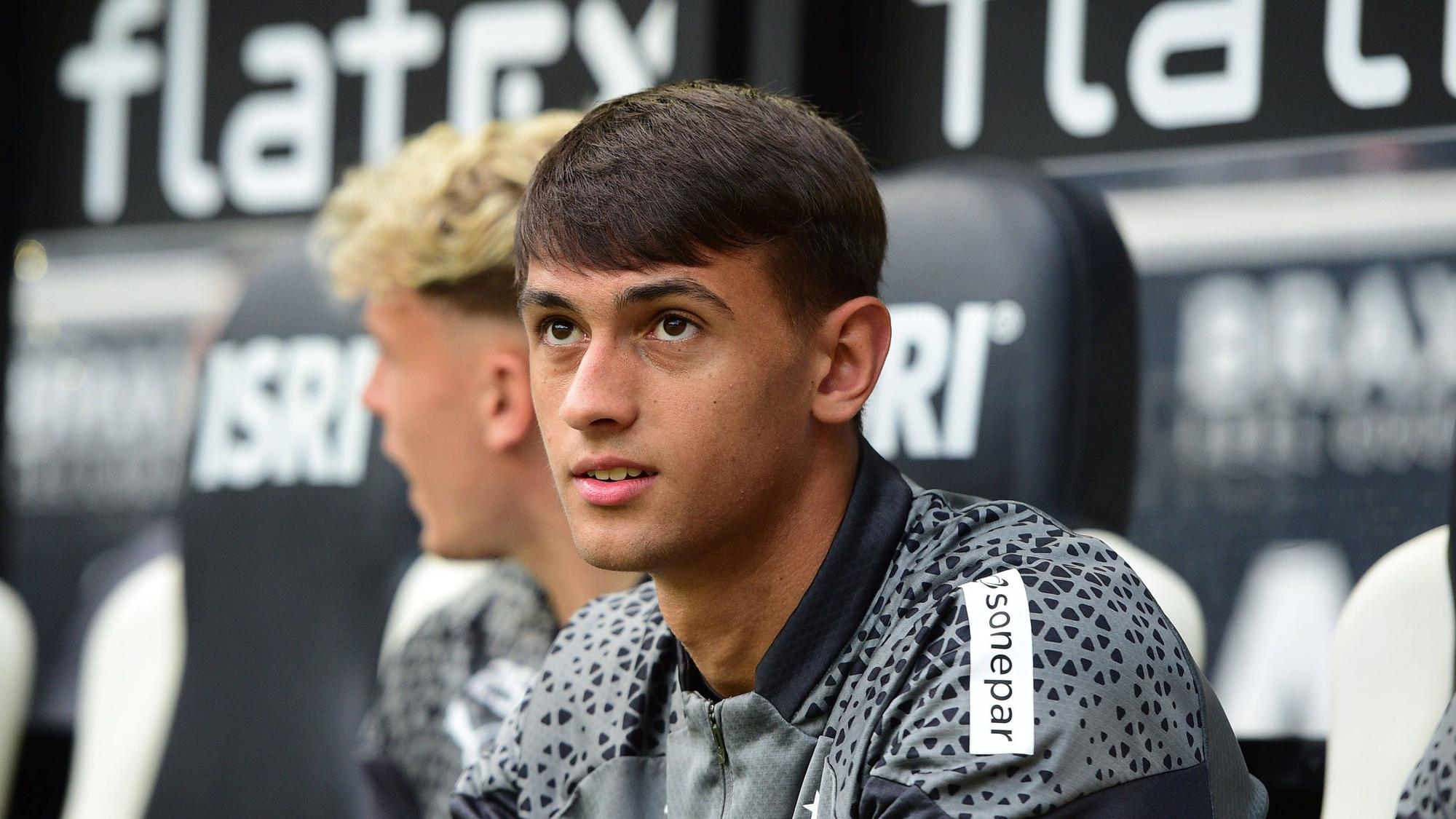 Fabio Chiarodia von Borussia Mönchengladbach sitzt auf der Bank beim Heimspiel gegen Bayer Leverkusen.