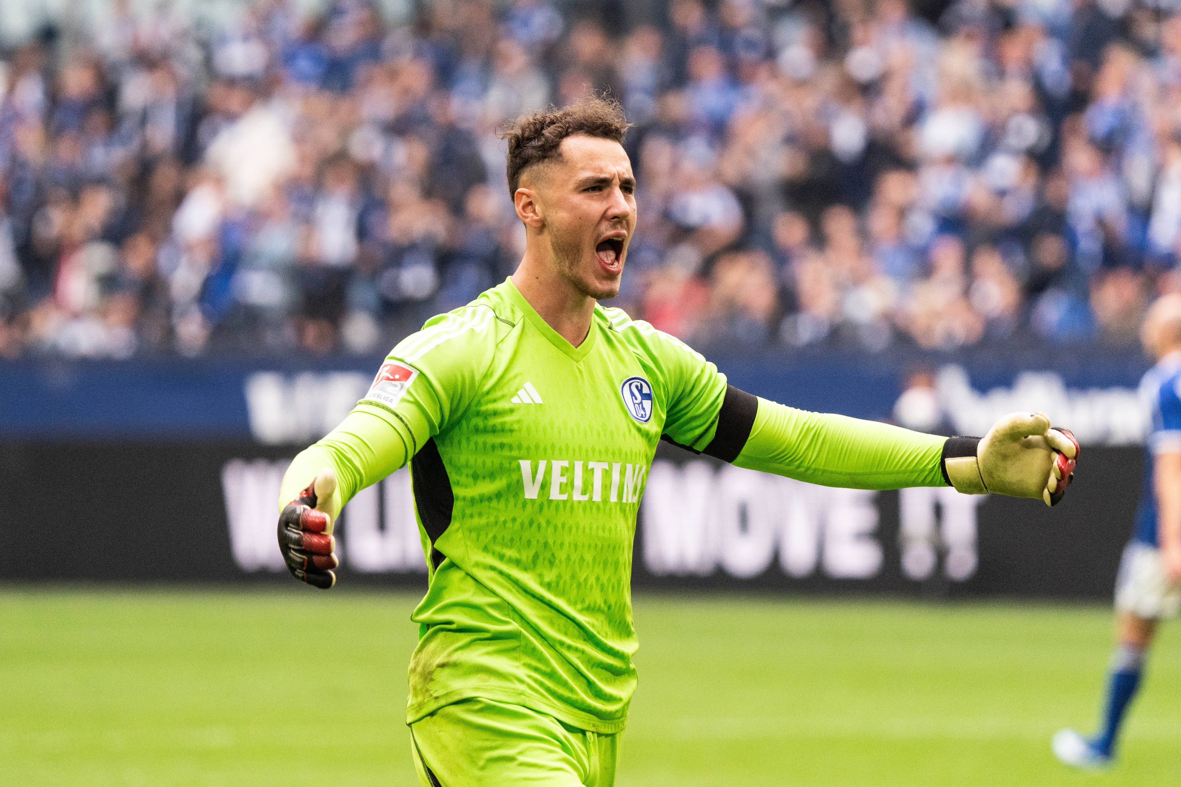 Justin Heekeren jubelt im Trikot von Schalke 04.