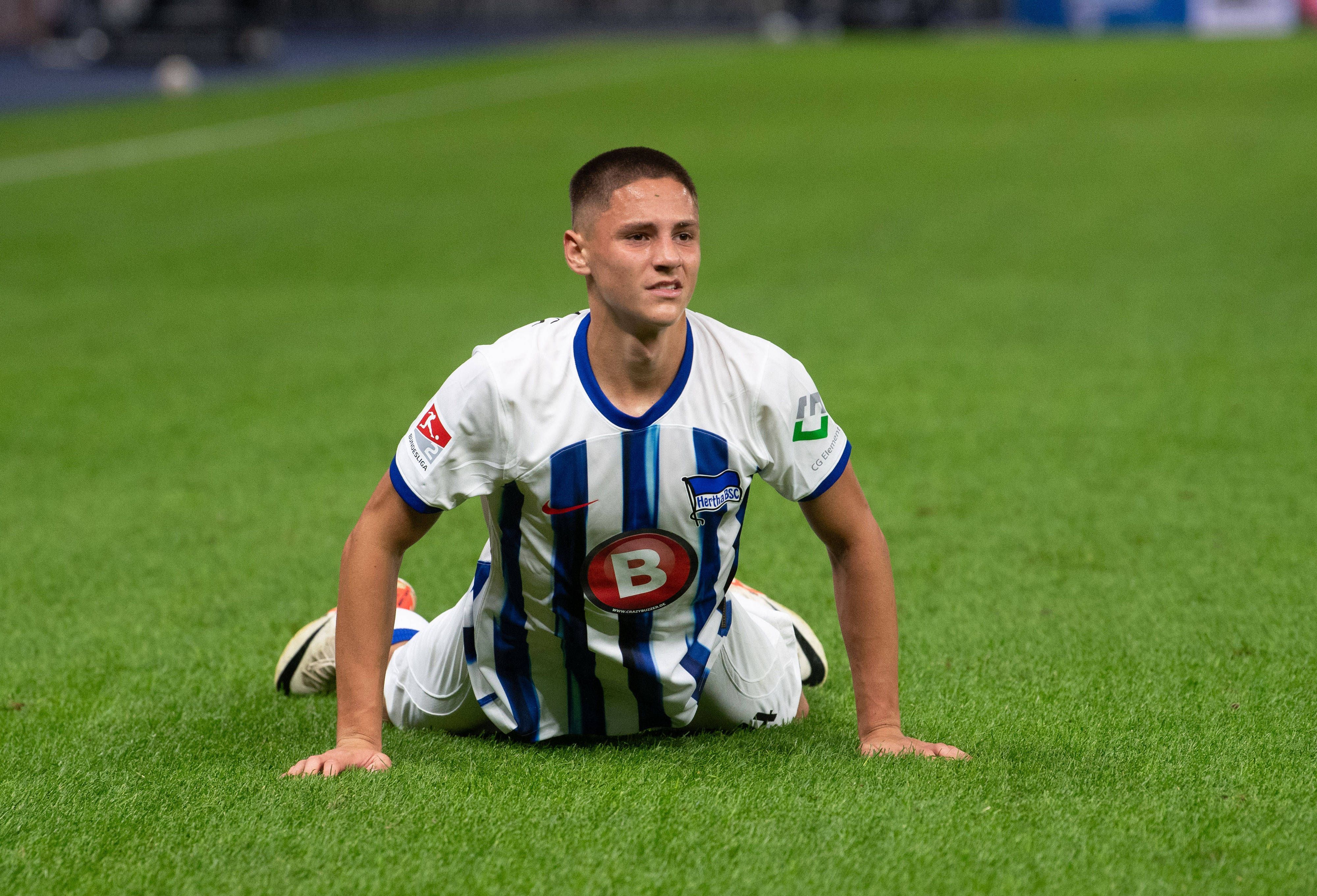 Bence Dardai liegt auf dem Rasen im Olympiastadion.