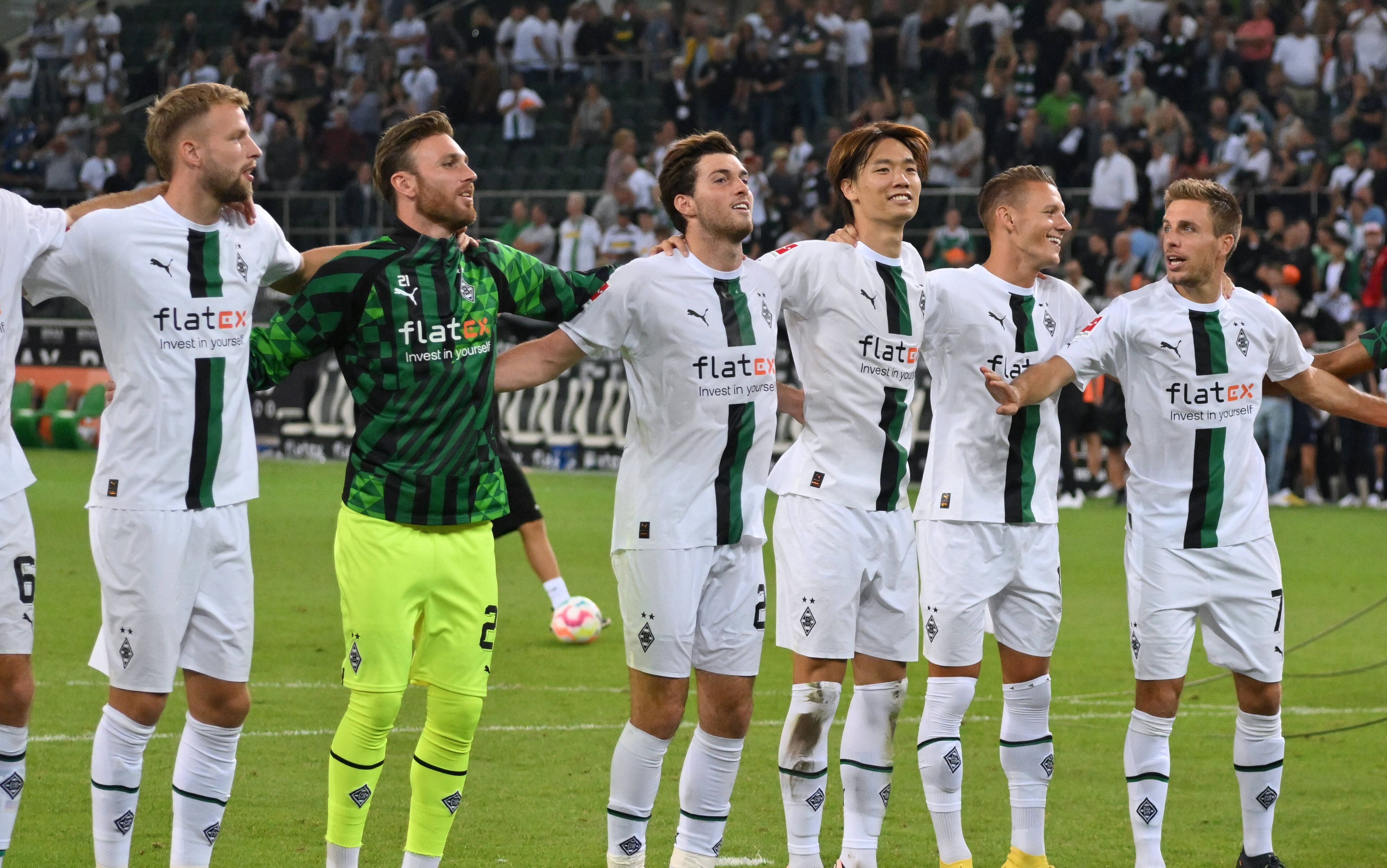 Die Borussia-Spieler feiern einen Bundesliga-Sieg.