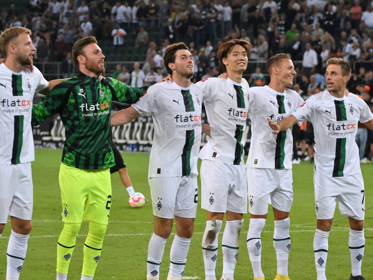 Die Borussia-Spieler feiern einen Bundesliga-Sieg.