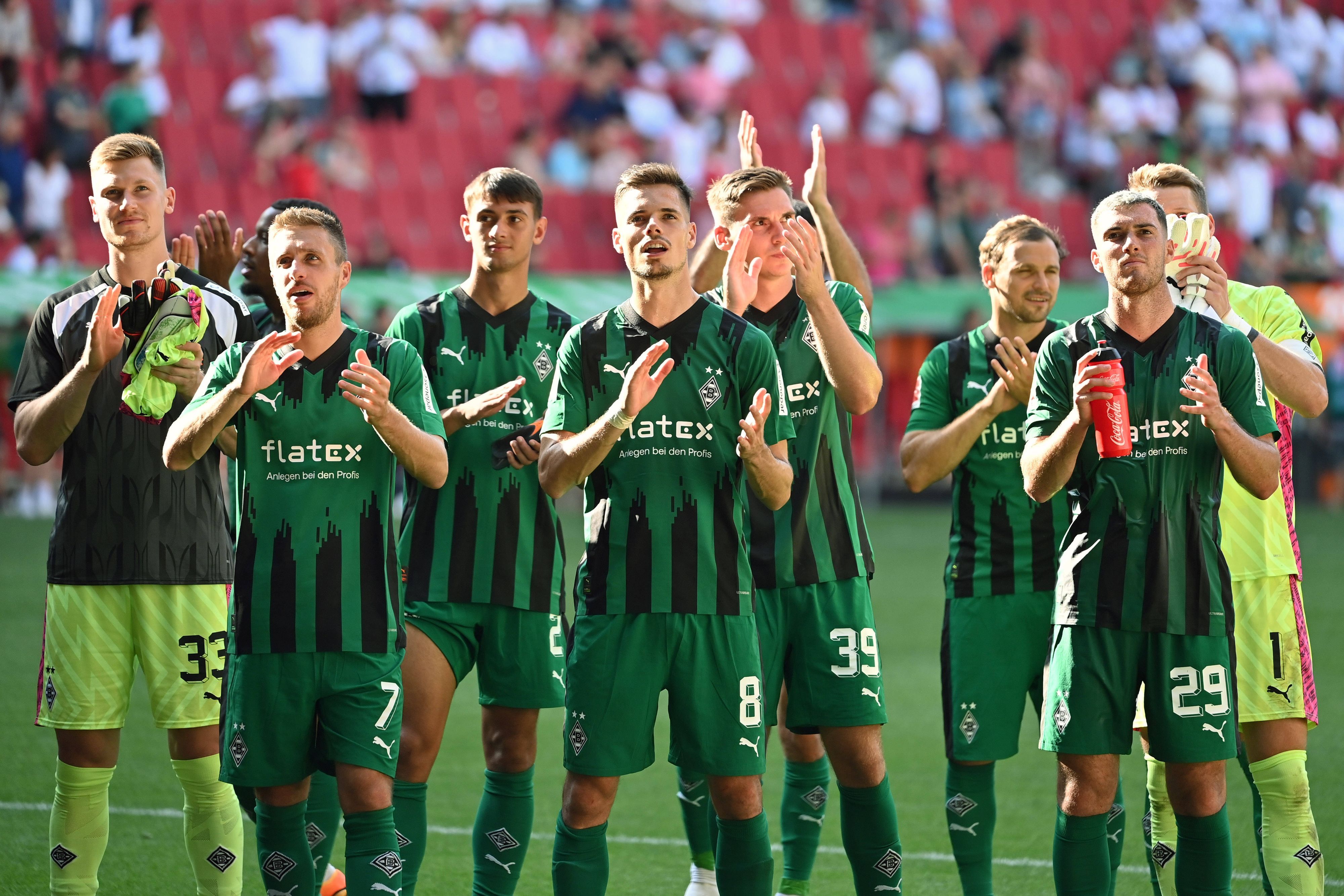 Die Borussia-Spieler applaudieren den mitgereisten Gladbach-Fans in Augsburg.