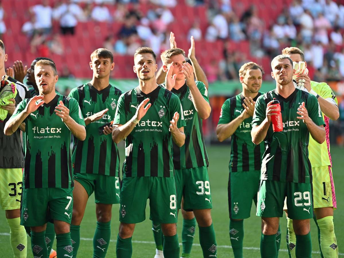 Die Borussia-Spieler applaudieren den mitgereisten Gladbach-Fans in Augsburg.