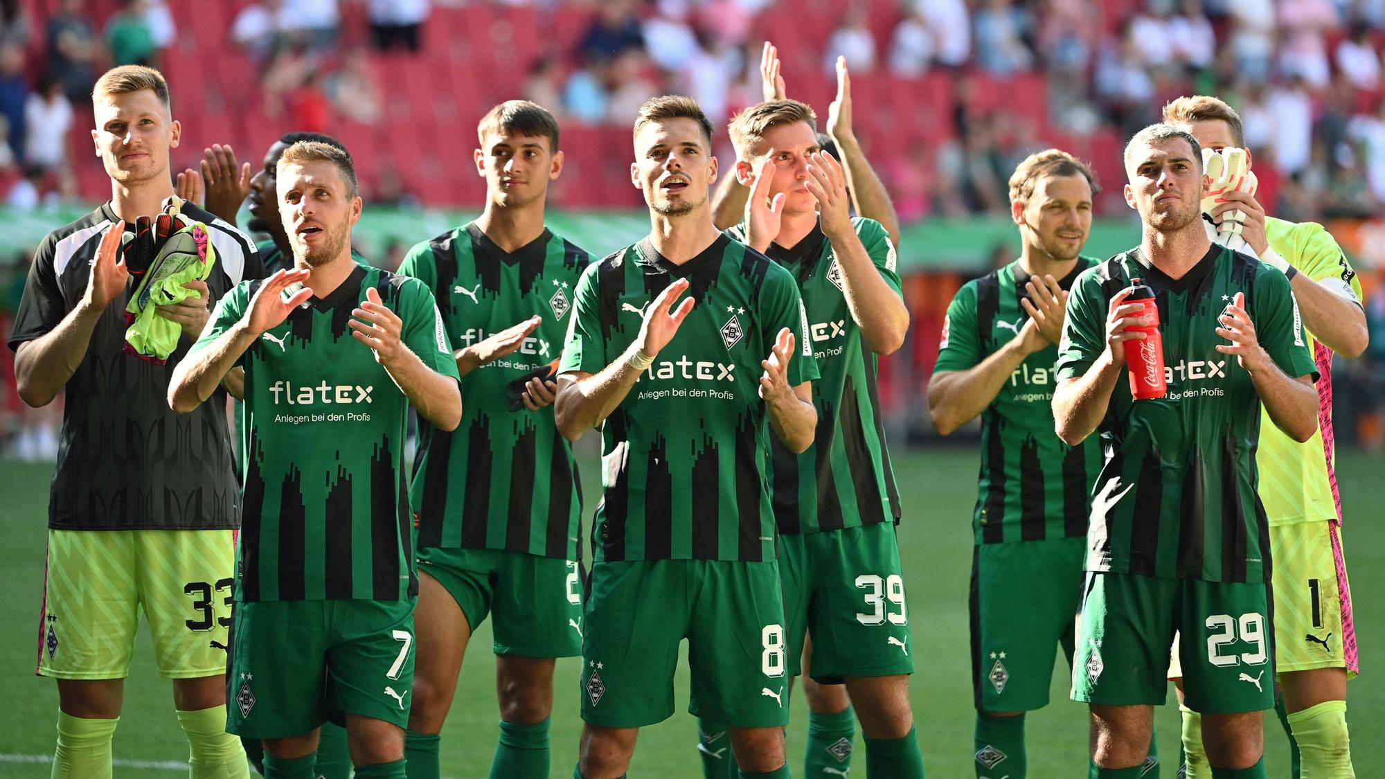 Die Borussia-Spieler applaudieren den mitgereisten Gladbach-Fans in Augsburg.