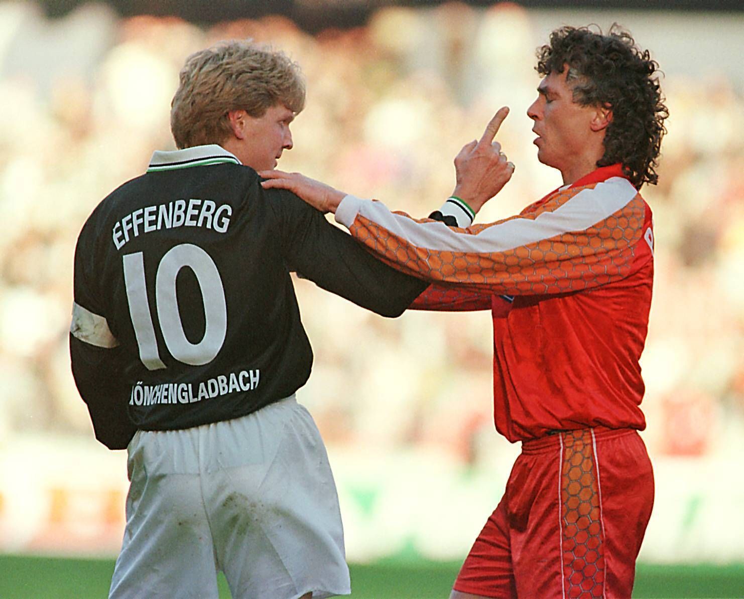 Stefan Effenberg gerät mit Toni Polster aneinander.
