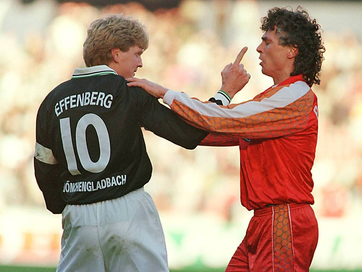 Stefan Effenberg gerät mit Toni Polster aneinander.