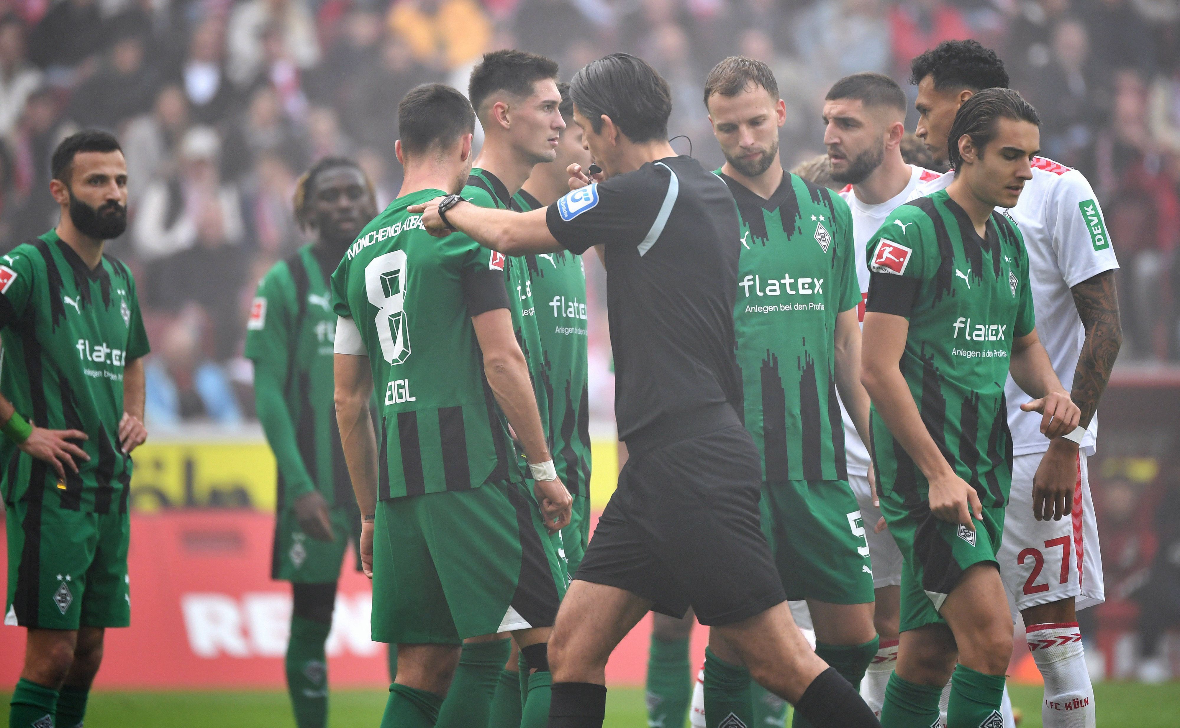 Die Borussia-Spieler müssen die Elfmeter-Entscheidung von Deniz Aytekin beim Derby in Köln hinnehmen.