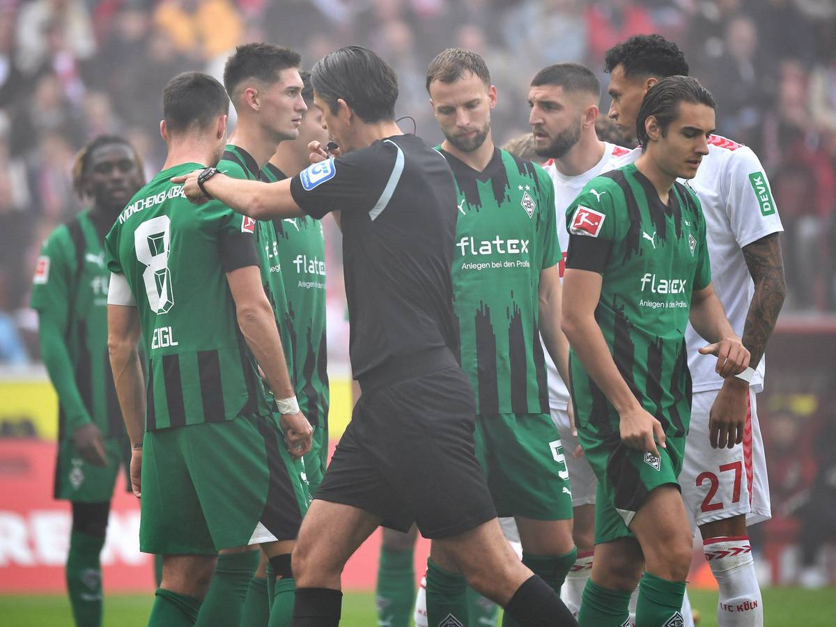 Die Borussia-Spieler müssen die Elfmeter-Entscheidung von Deniz Aytekin beim Derby in Köln hinnehmen.