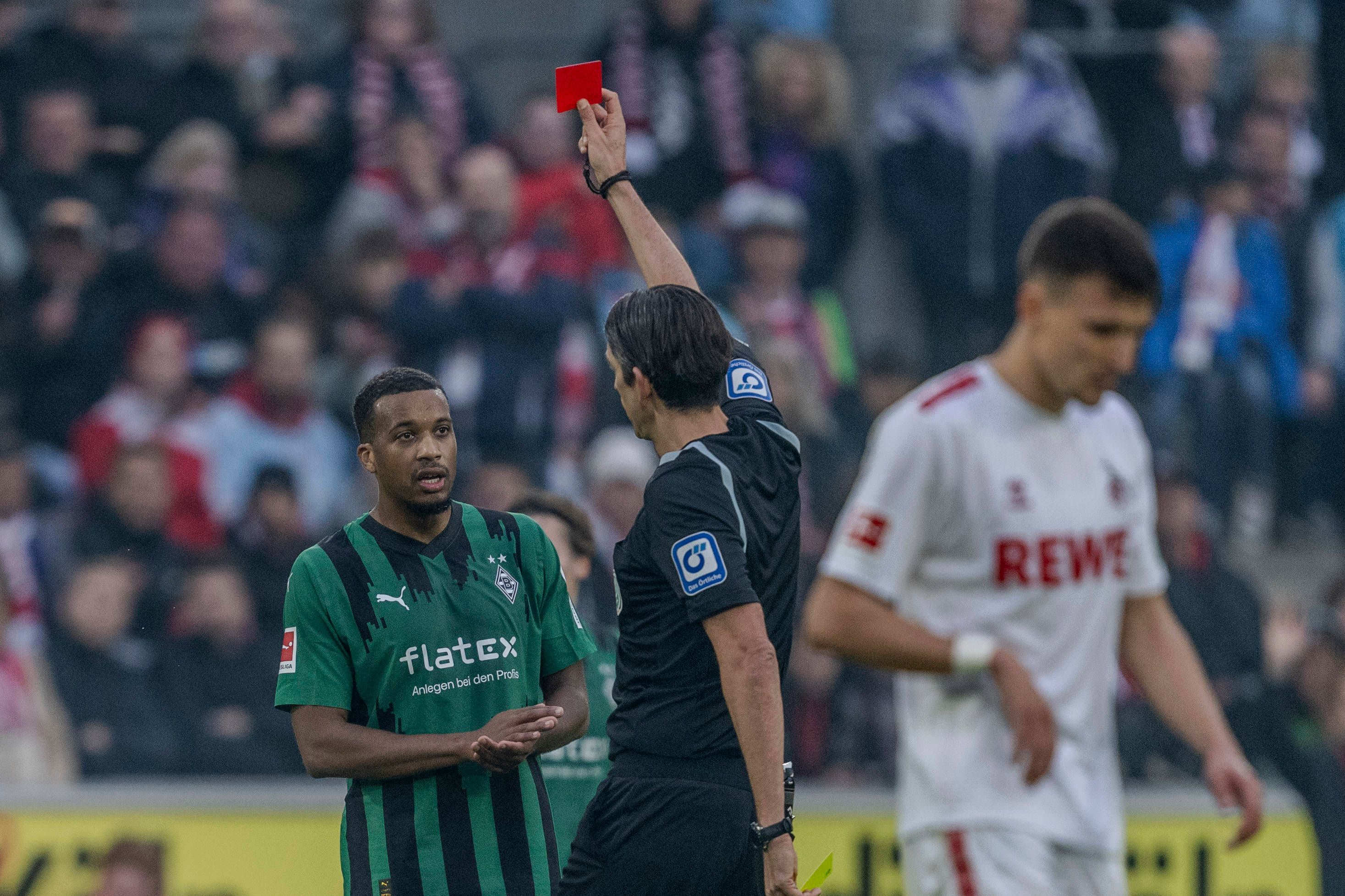 Deniz Aytekin zeigt im Derby die Rote Karte.