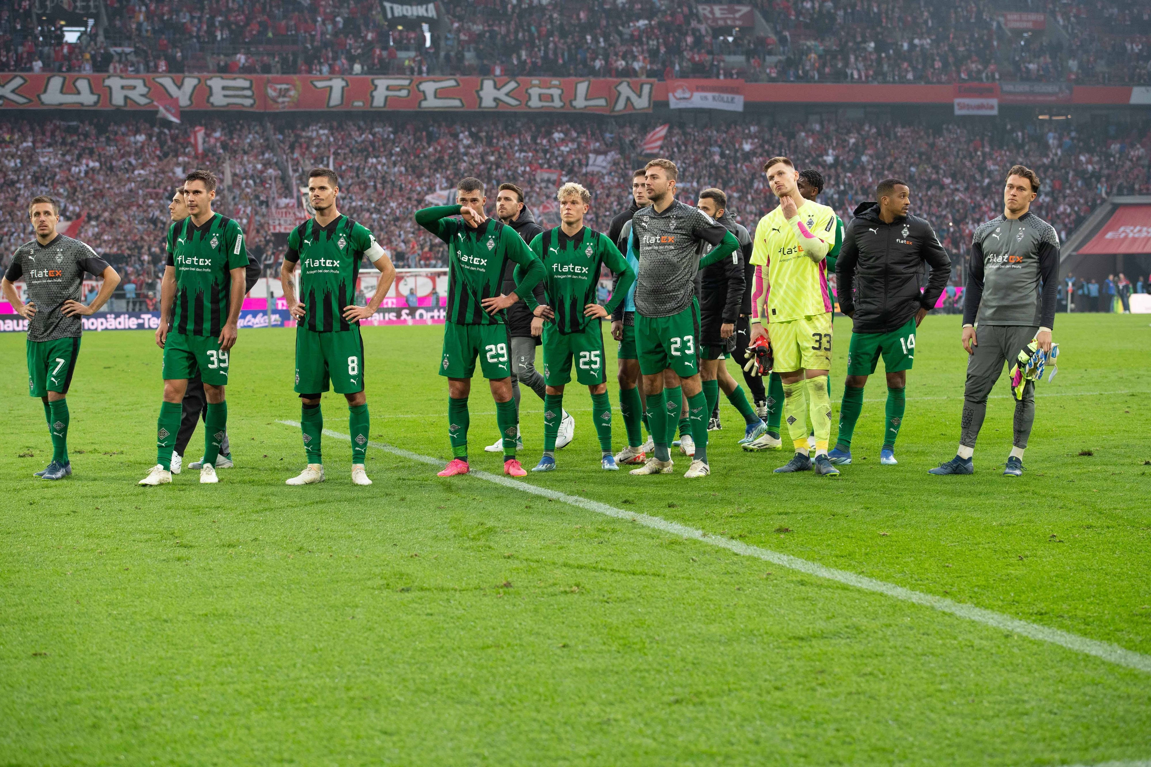 Die enttäuschten Borussia-Spieler vor dem Gästeblock.