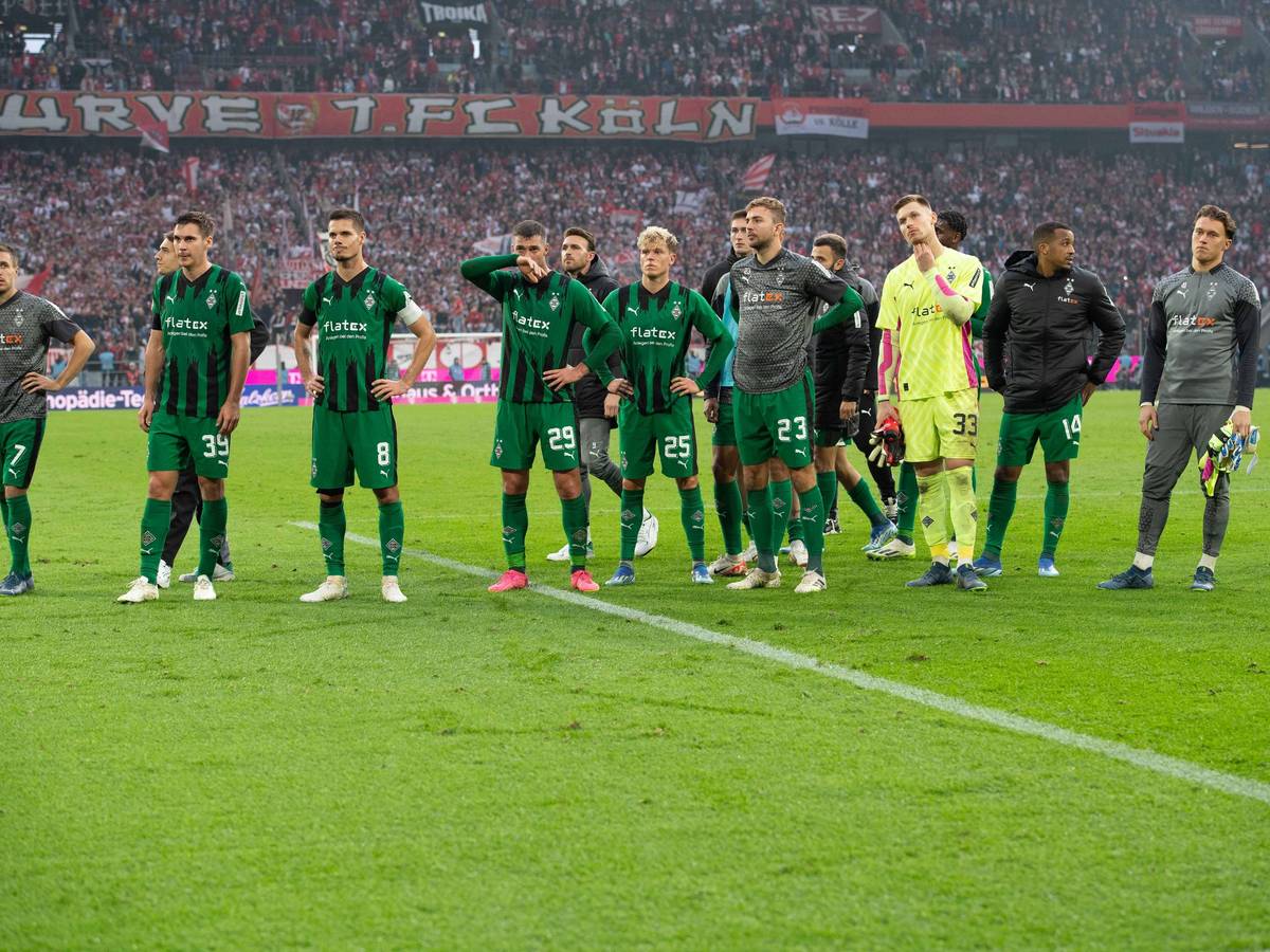 Die enttäuschten Borussia-Spieler vor dem Gästeblock.