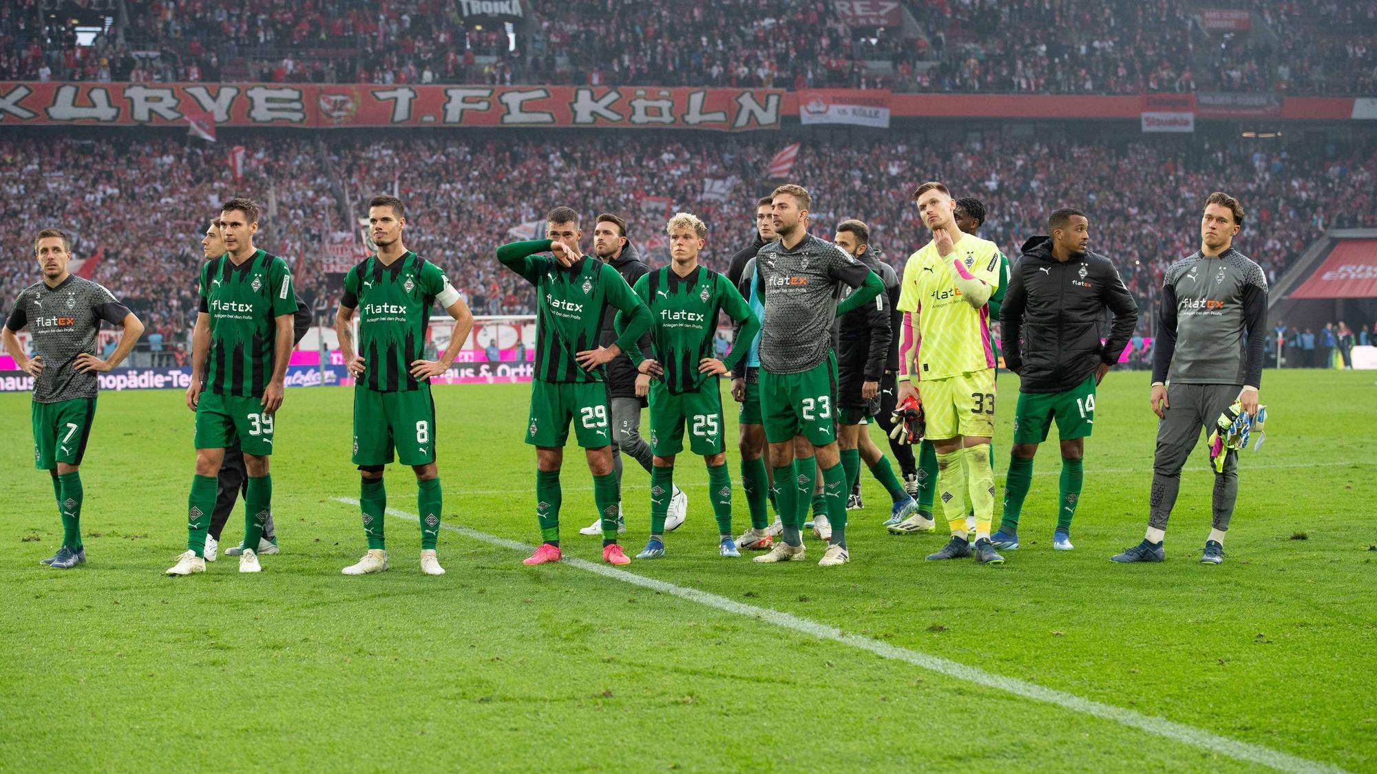 Die enttäuschten Borussia-Spieler vor dem Gästeblock.