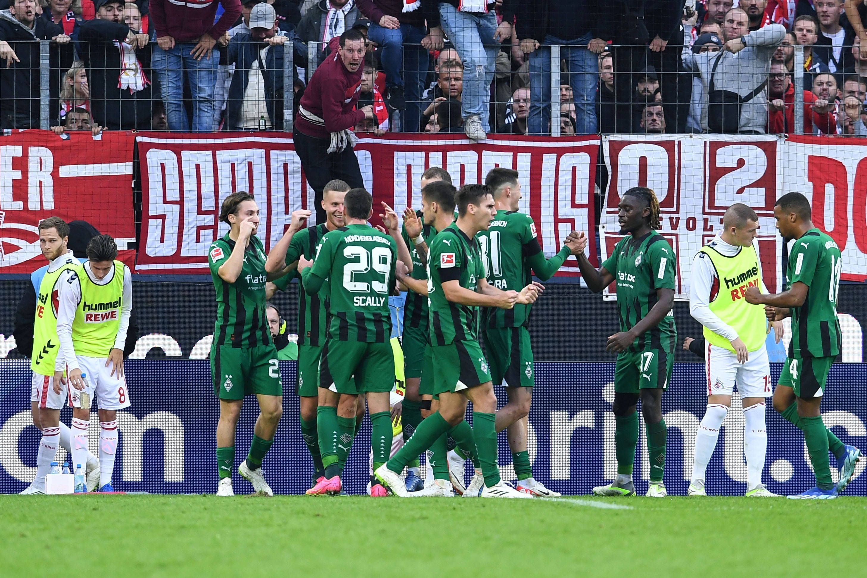 Borussia Mönchengladbach bejubelt den Ausgleich im Derby gegen den 1. FC Köln.