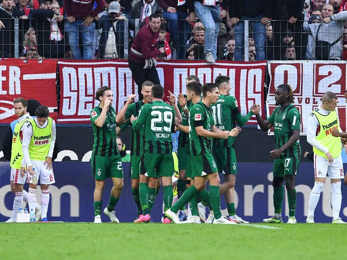 Borussia Mönchengladbach bejubelt den Ausgleich im Derby gegen den 1. FC Köln.