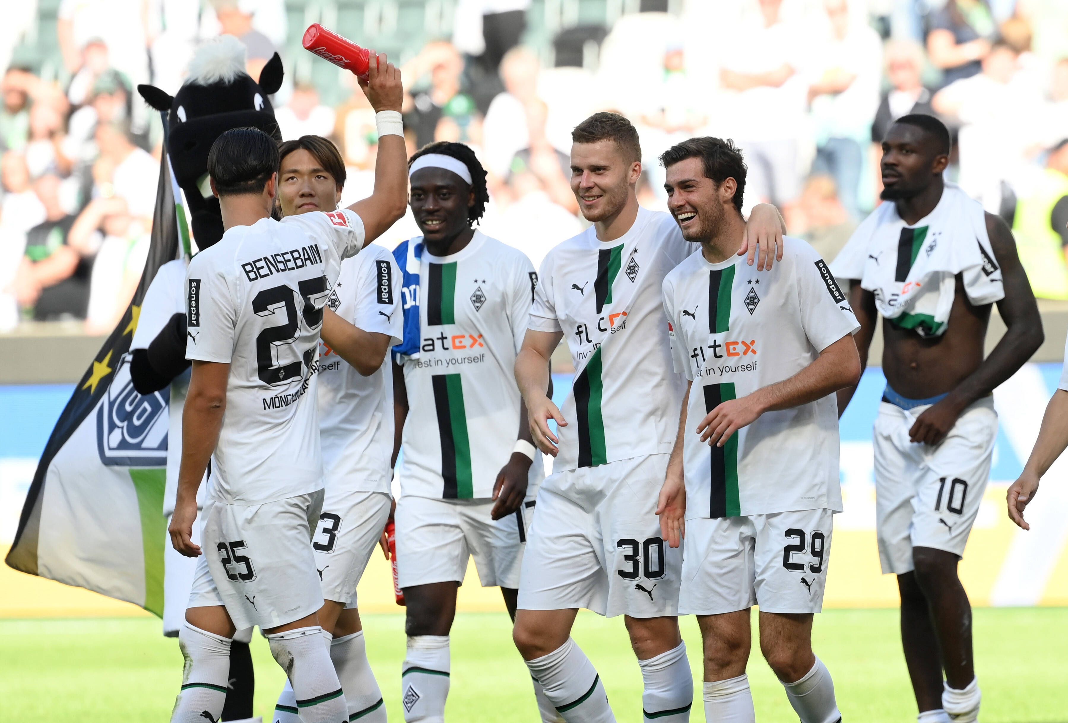 Spieler von Borussia Mönchengladbach feiern nach ihrem Heimerfolg gegen die TSG Hoffenheim.