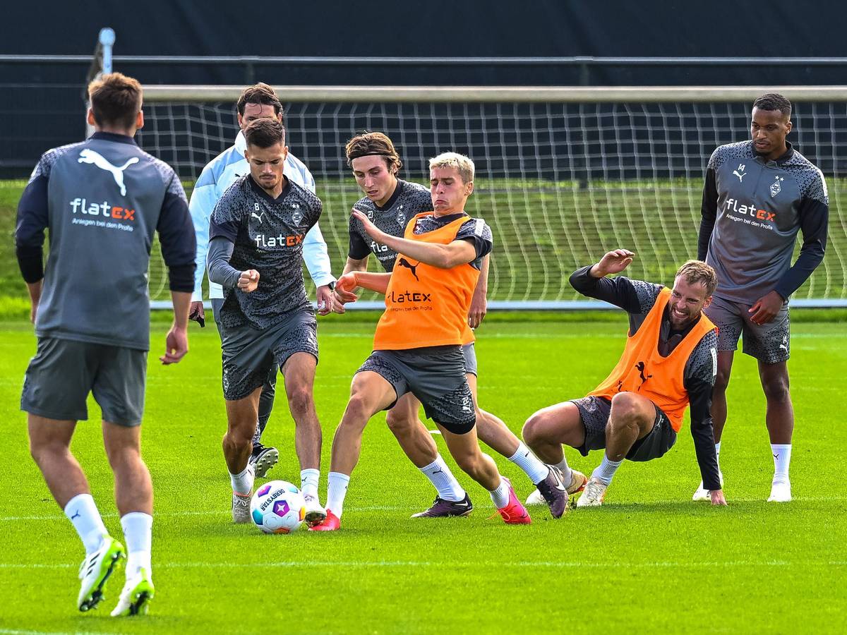 Spieler von Borussia Mönchengladbach kämpfen um den Ball, Gerardo Seoane schaut zu.