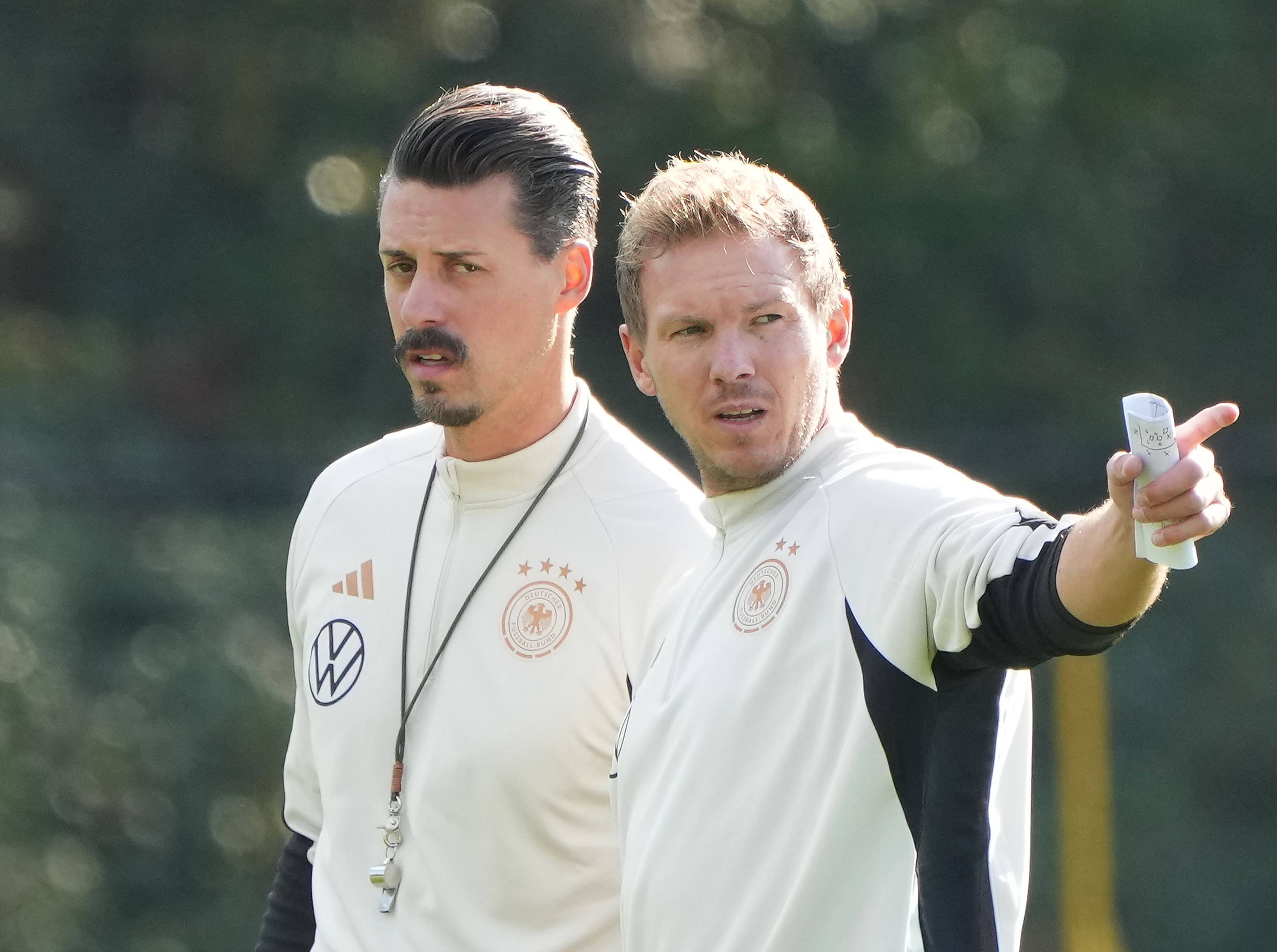 Julian Nagelsmann gibt Anweisungen beim DFB.