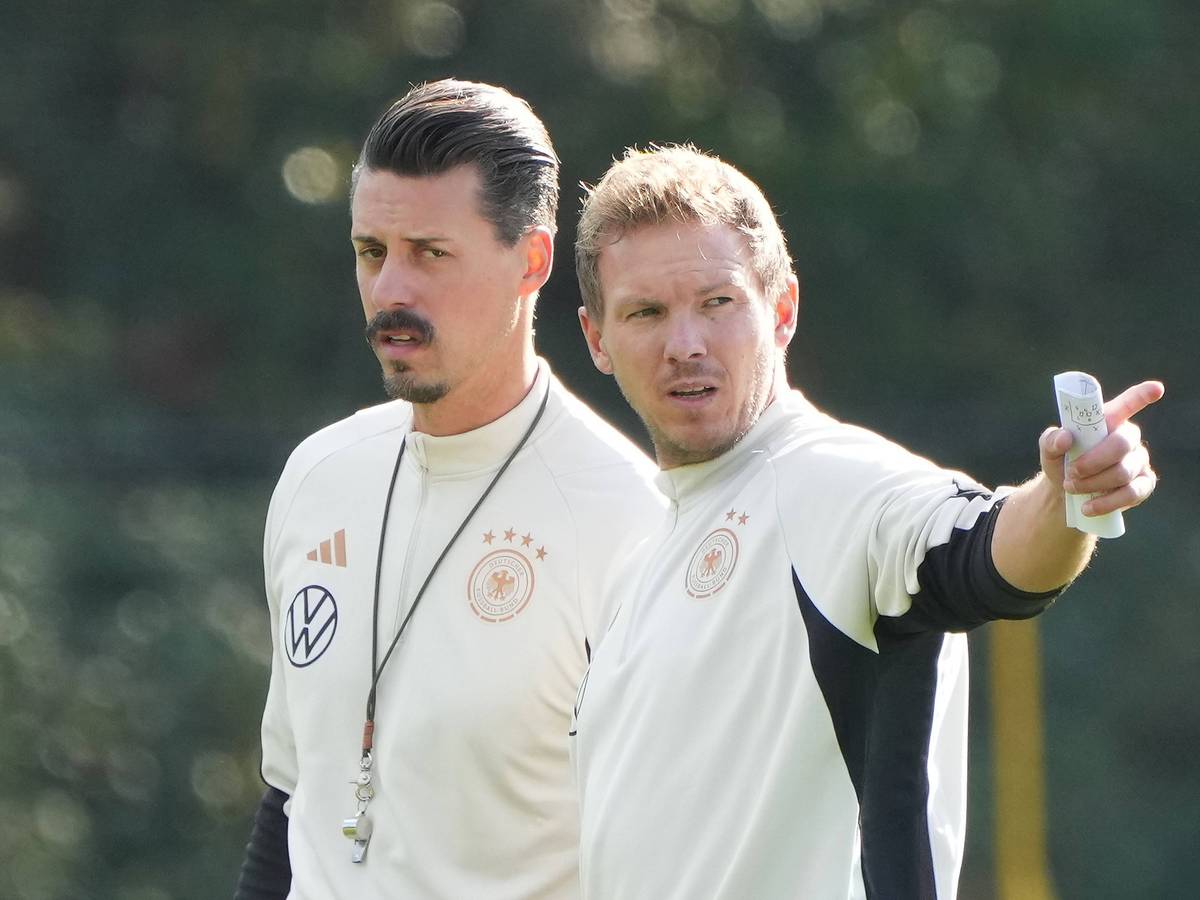 Julian Nagelsmann gibt Anweisungen beim DFB.