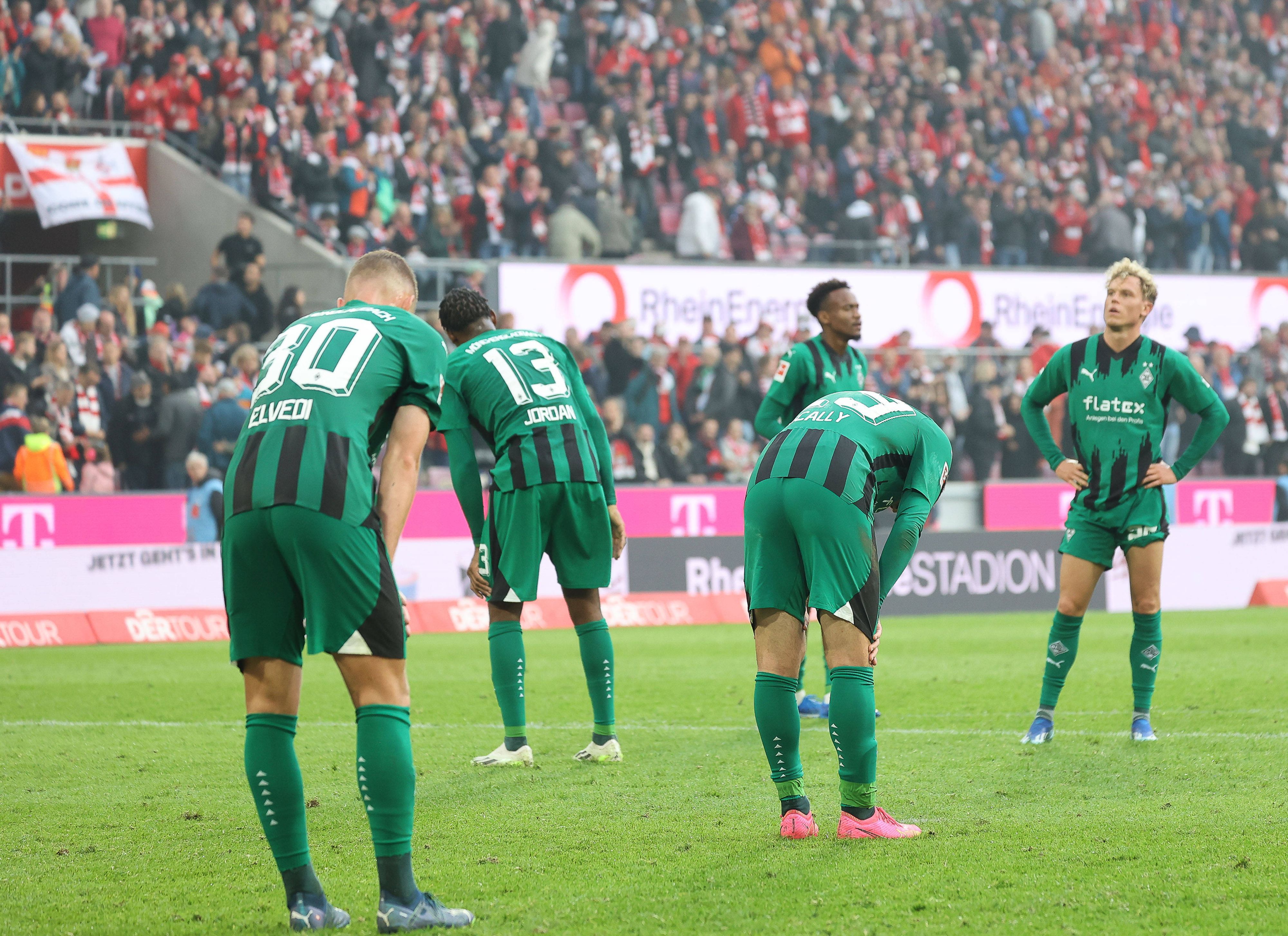 Der Blick der Borussia-Spieler geht nach der Derby-Pleite nach unten.