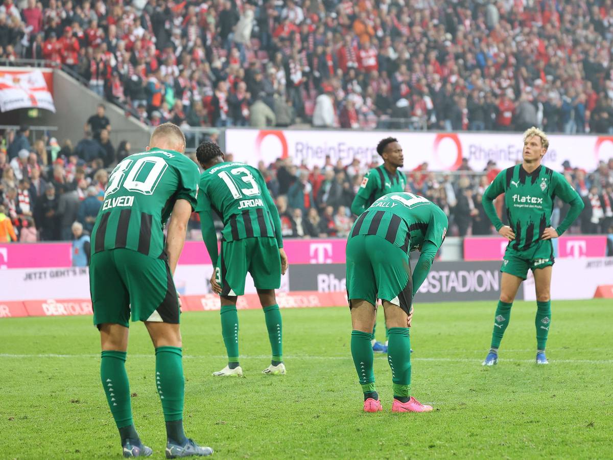 Der Blick der Borussia-Spieler geht nach der Derby-Pleite nach unten.