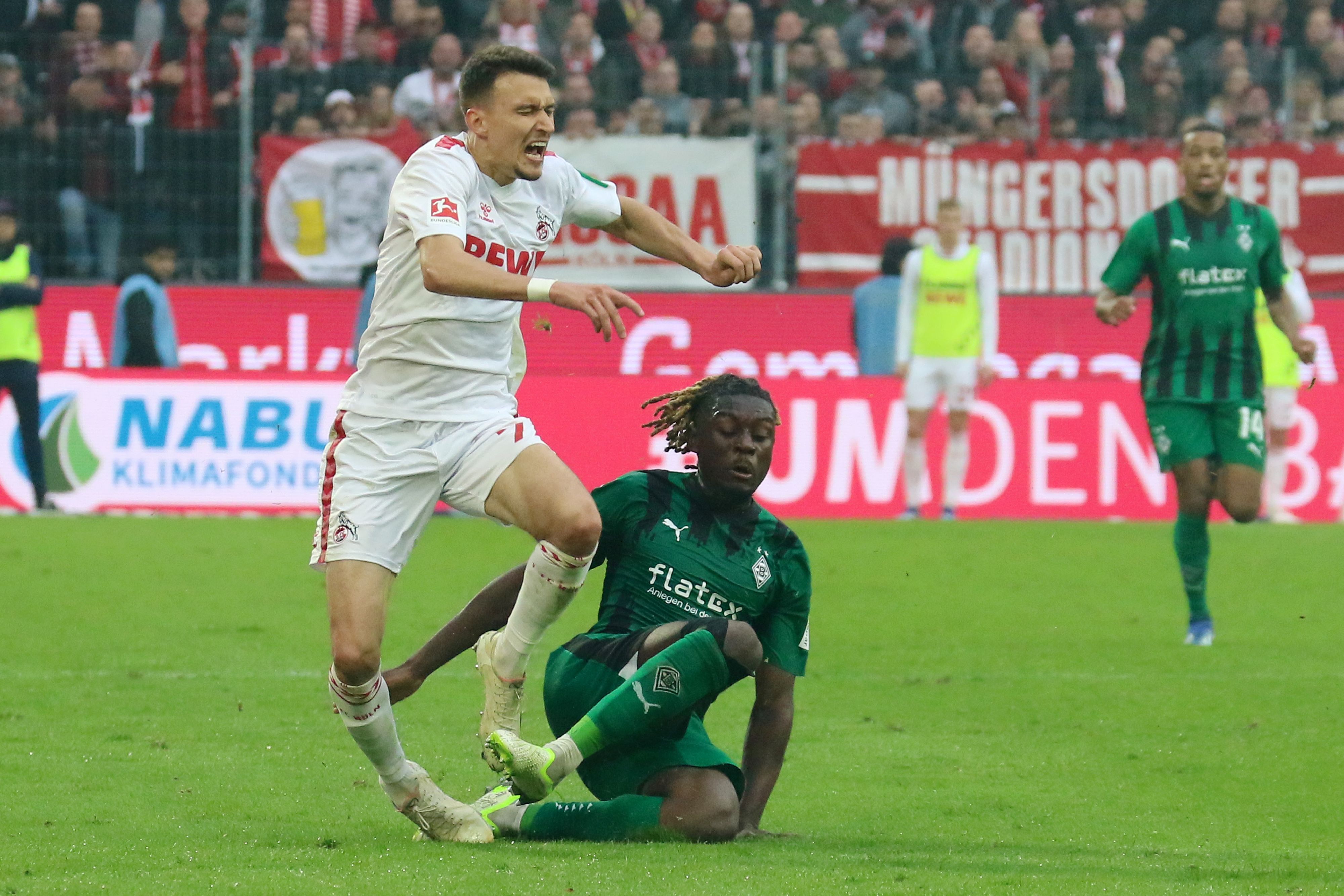 Das Foul von Manu Koné an Dejan Ljubicic, das zur Roten Karte führt.