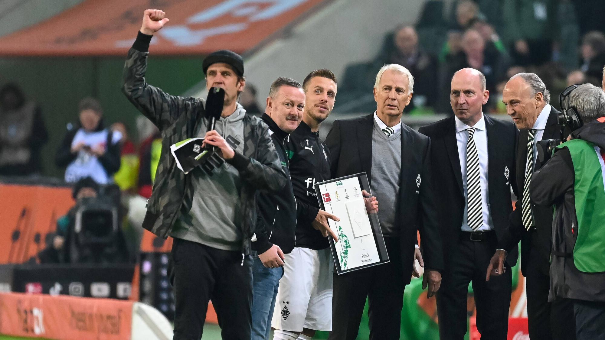 Die Gladbach-Verantwortlichen auf dem Rasen im Borussia-Park.