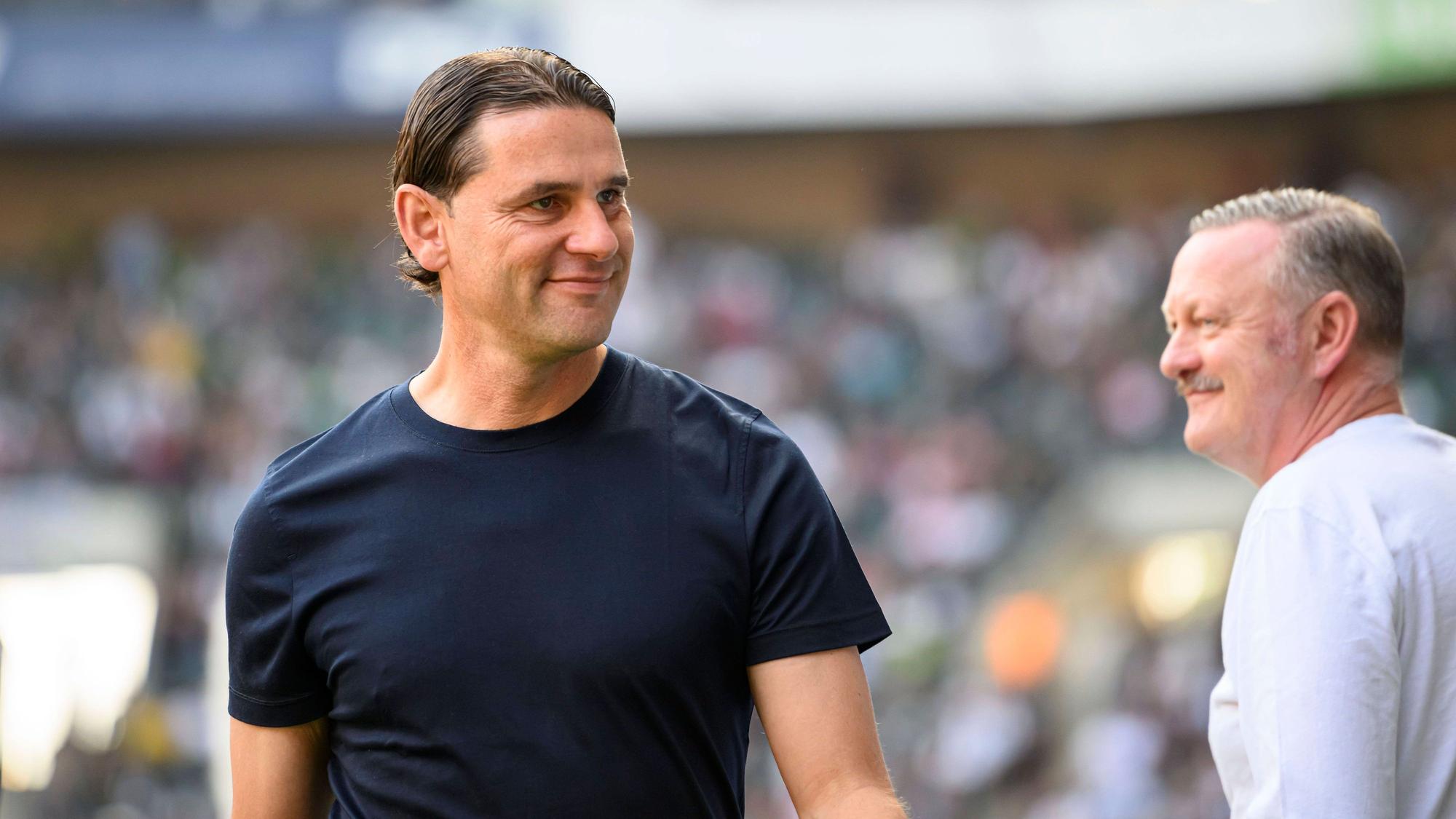 Gerardo Seaone am Spielfeldrand im Borussia-Park, Roland Virkus schaut auf ihn.