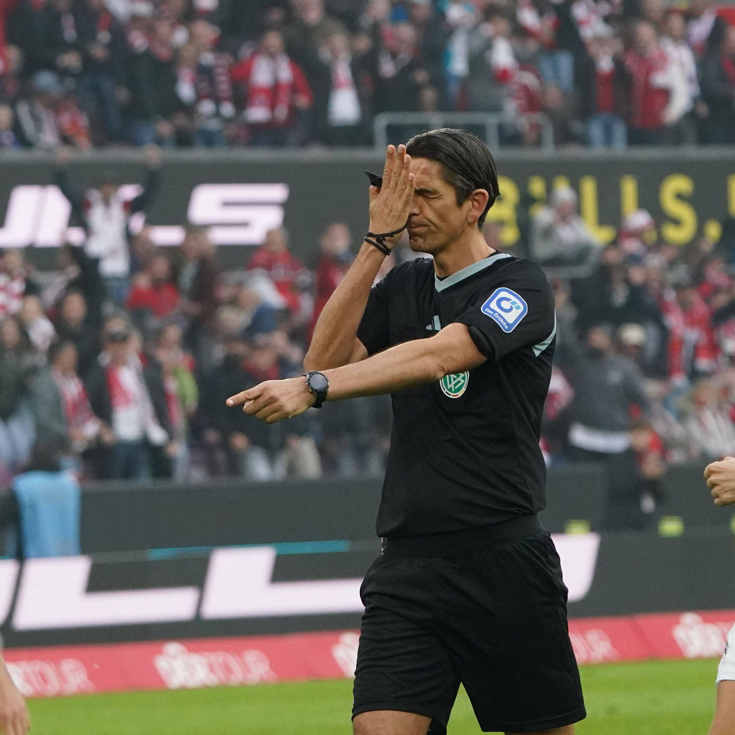Deniz Aytekin zeigt im Derby auf den Elfmeterpunkt.