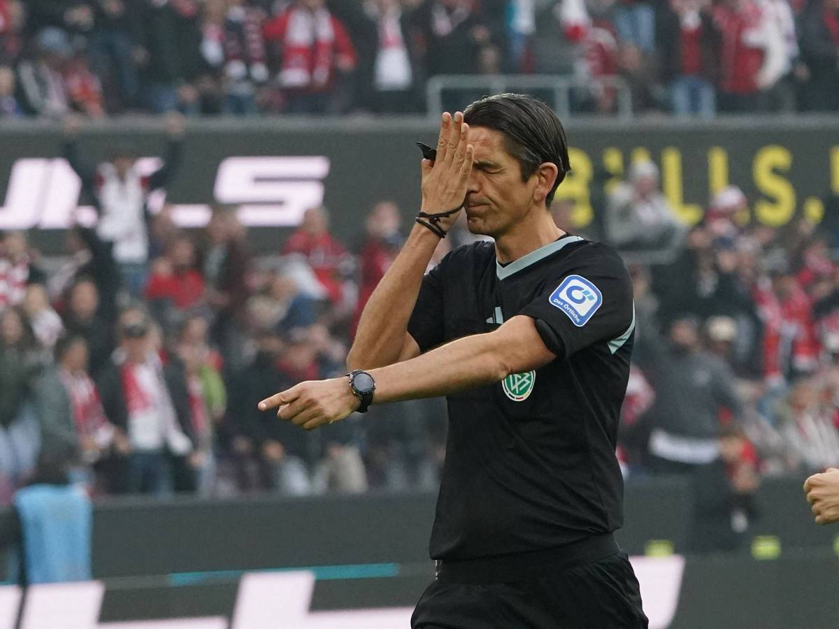 Deniz Aytekin zeigt im Derby auf den Elfmeterpunkt.