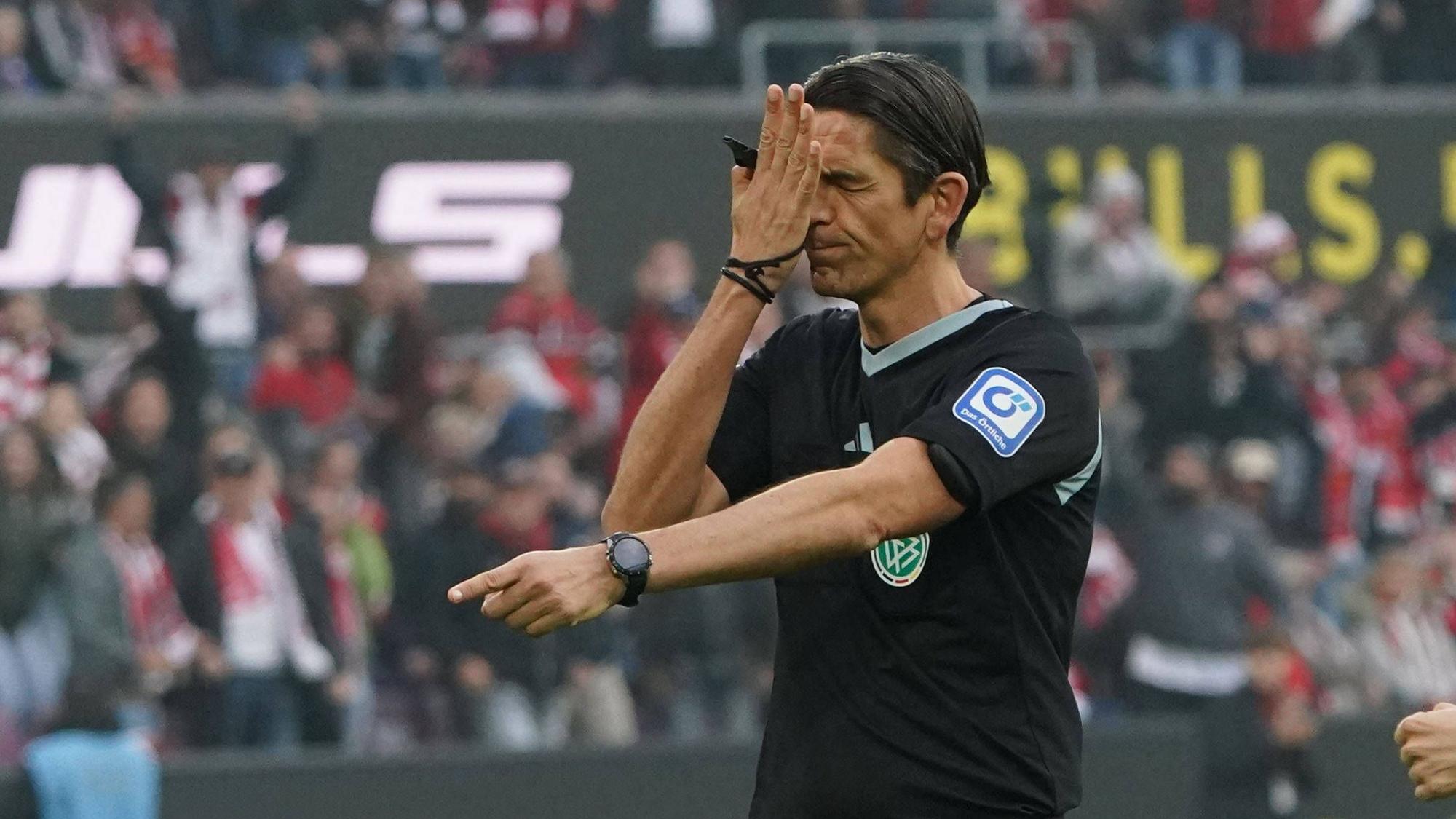 Deniz Aytekin zeigt im Derby auf den Elfmeterpunkt.
