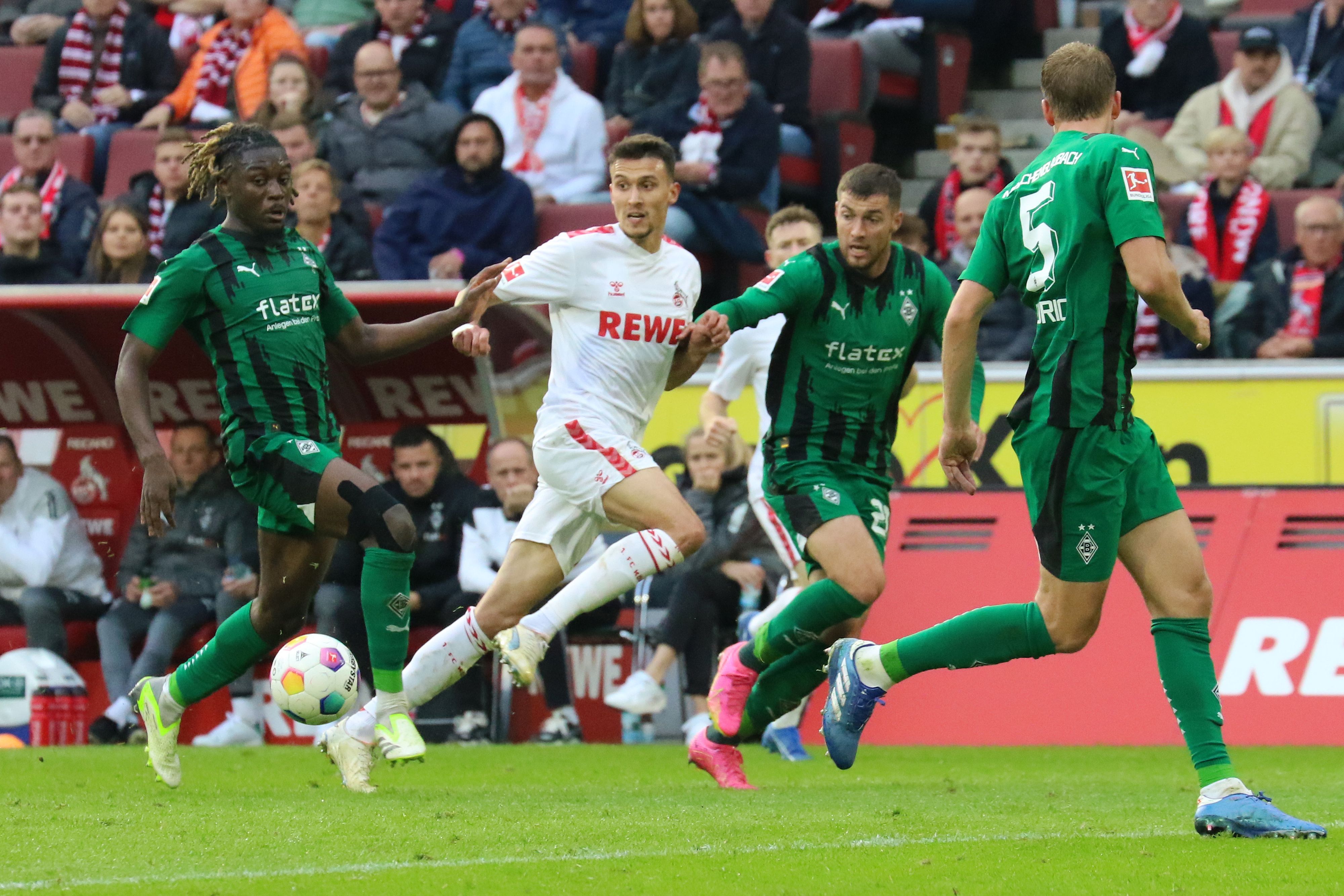 Joe Scally, Dejan Ljubicic und Manu Koné m Duell um den Ball beim Derby in Köln.