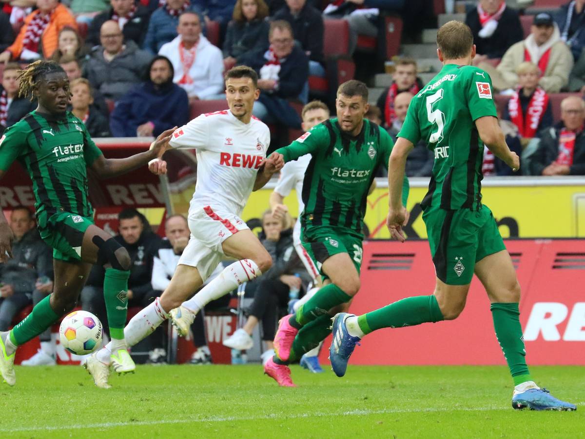 Joe Scally, Dejan Ljubicic und Manu Koné m Duell um den Ball beim Derby in Köln.