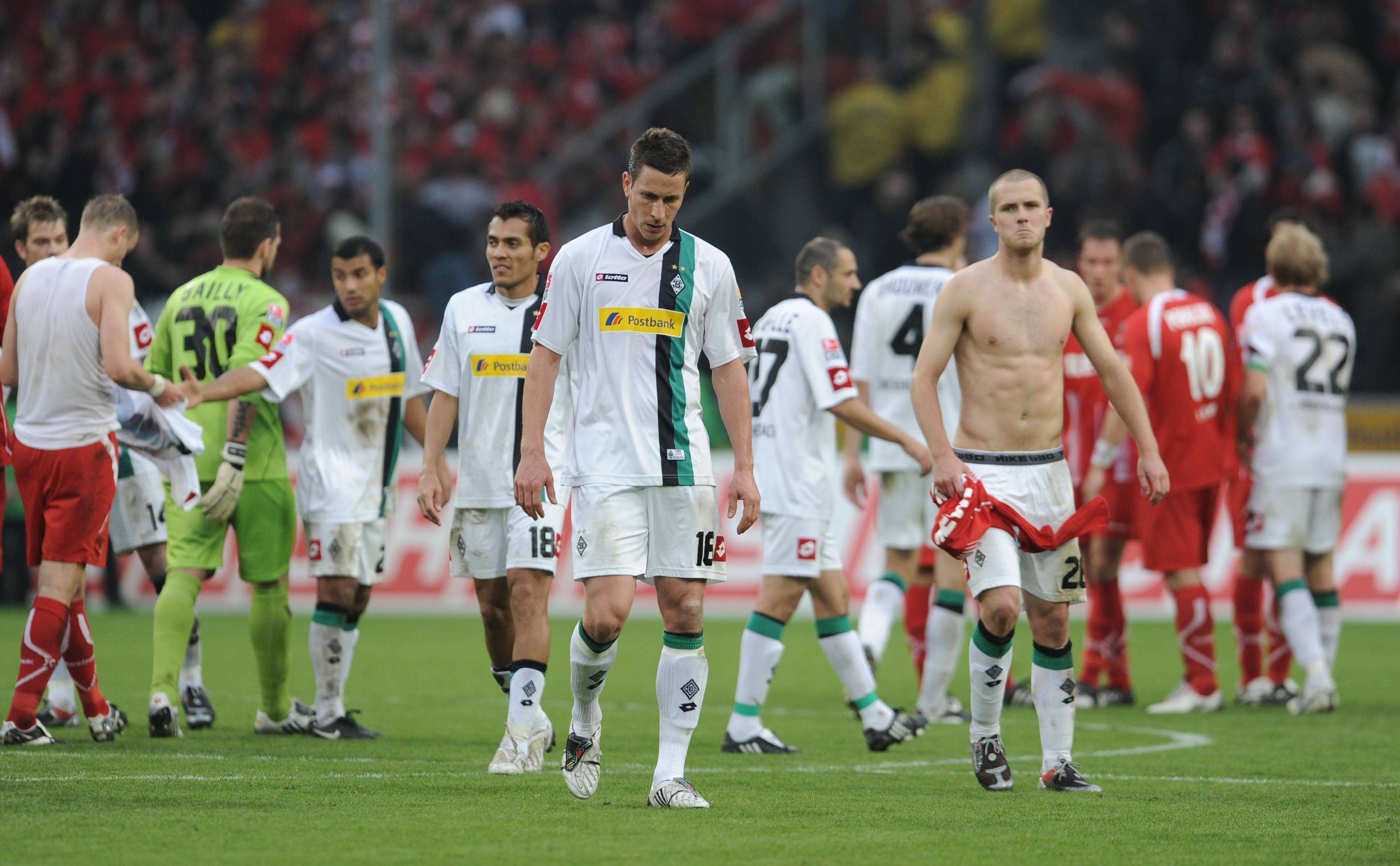 Die Borussia-Spieler sind nach einer Derby-Pleite enttäuscht.