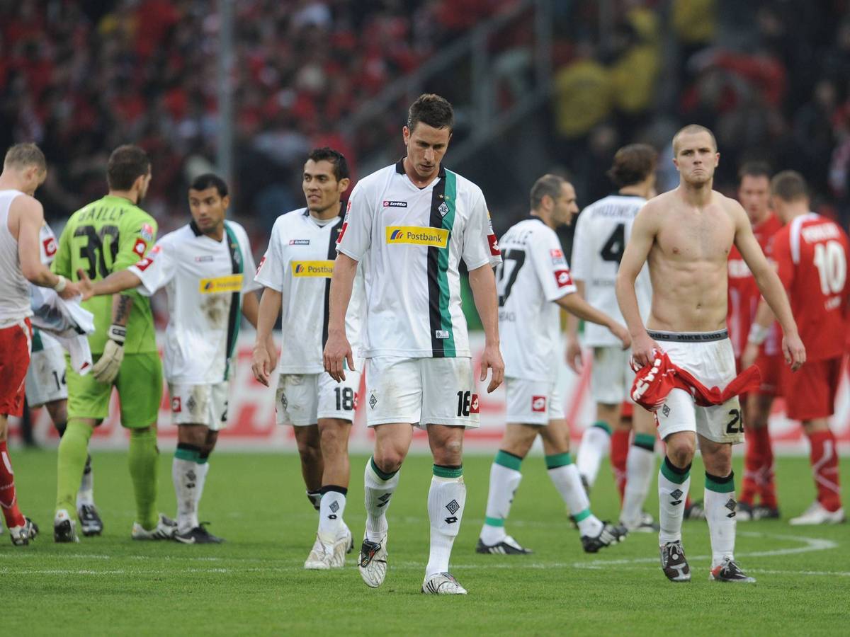 Die Borussia-Spieler sind nach einer Derby-Pleite enttäuscht.