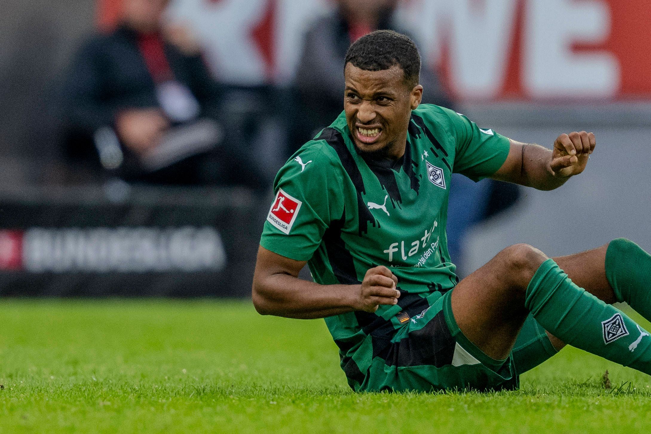 Alassane Plea sitzt im Derby auf dem Kölner Rasen.