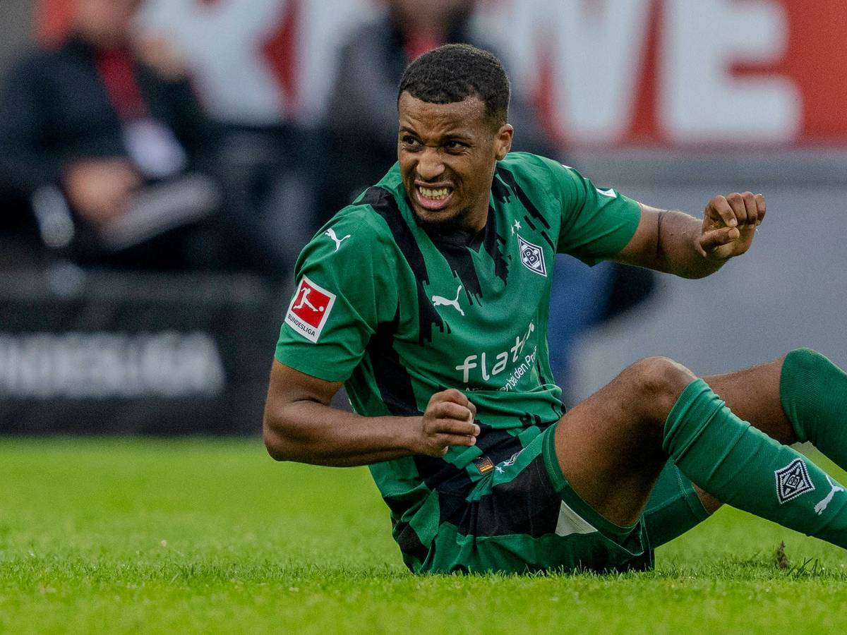 Alassane Plea sitzt im Derby auf dem Kölner Rasen.
