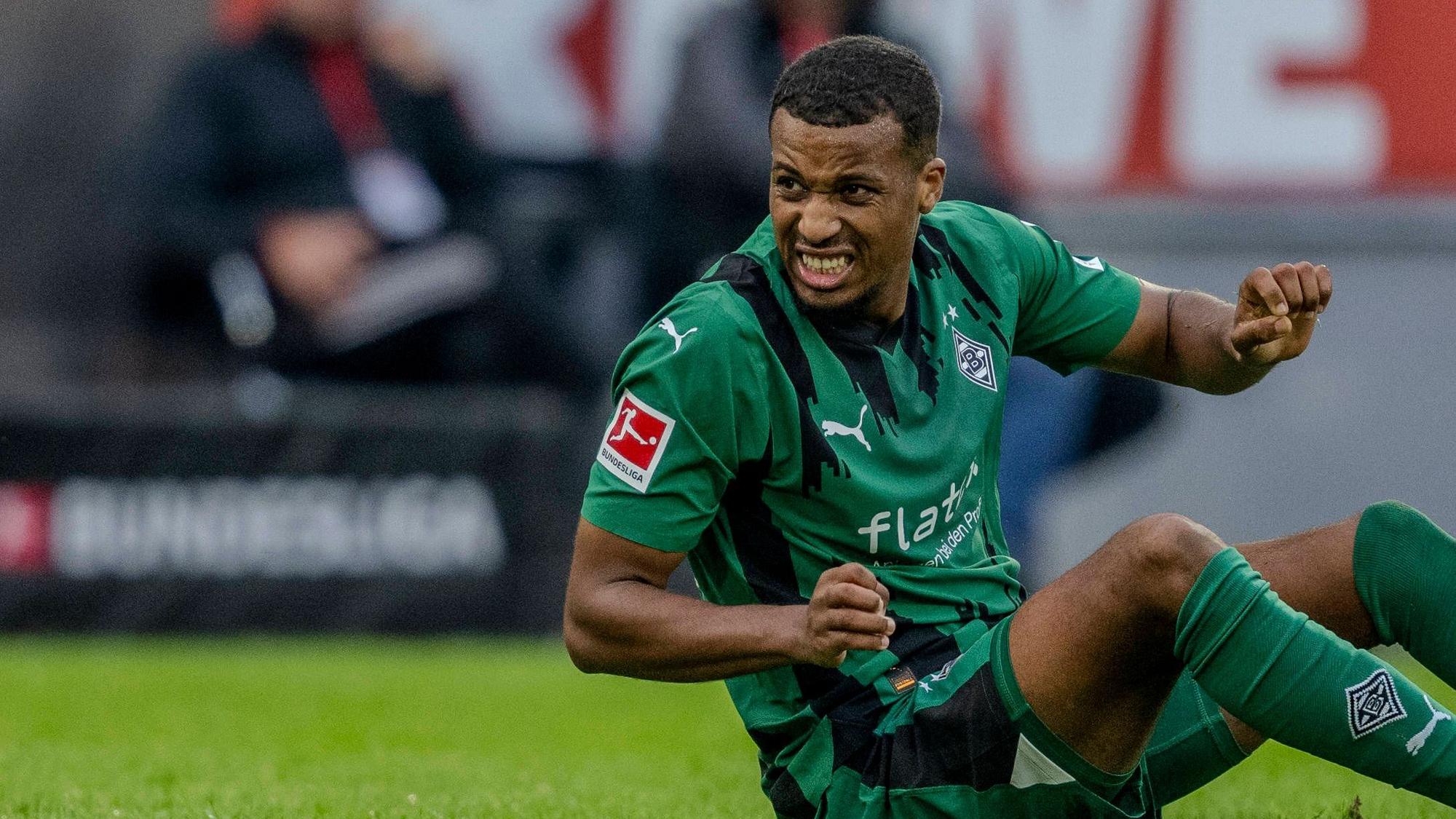 Alassane Plea sitzt im Derby auf dem Kölner Rasen.
