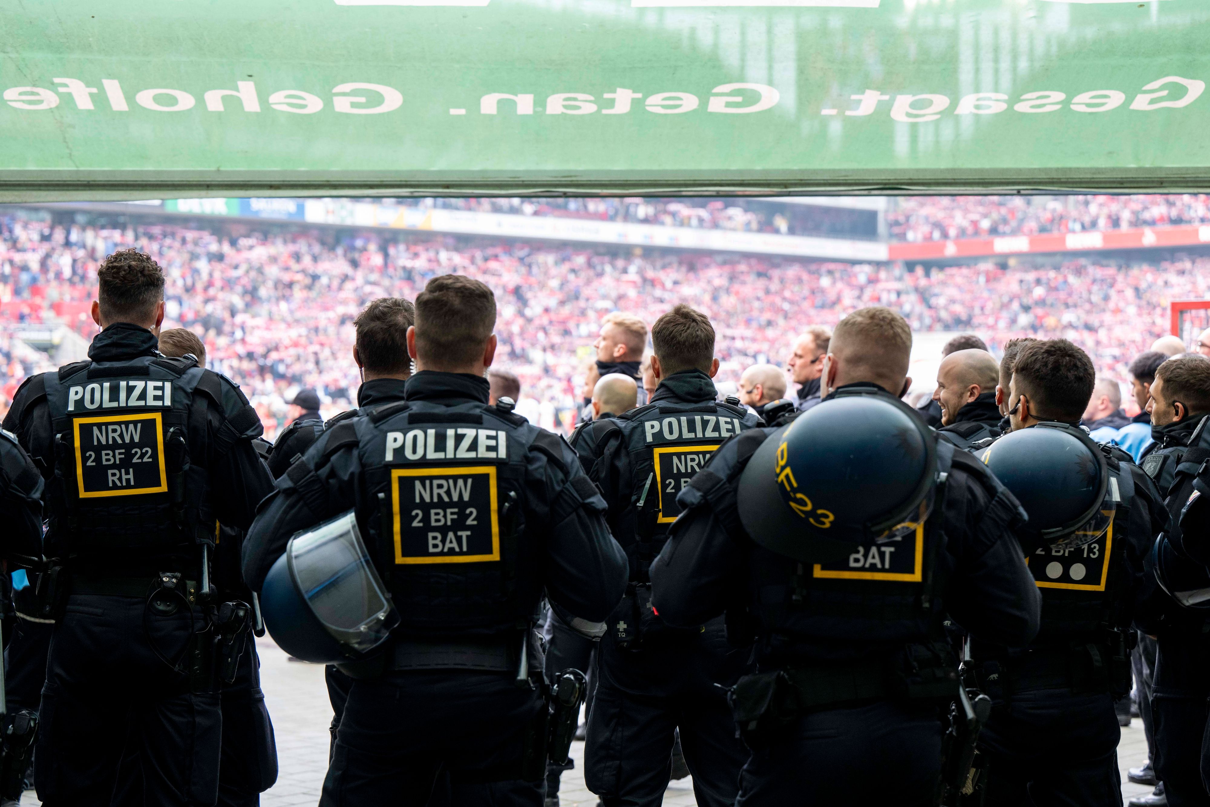 Polizei-Beamte im Einsatz beim Derby in Köln.
