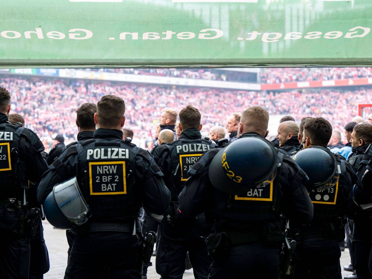 Polizei-Beamte im Einsatz beim Derby in Köln.