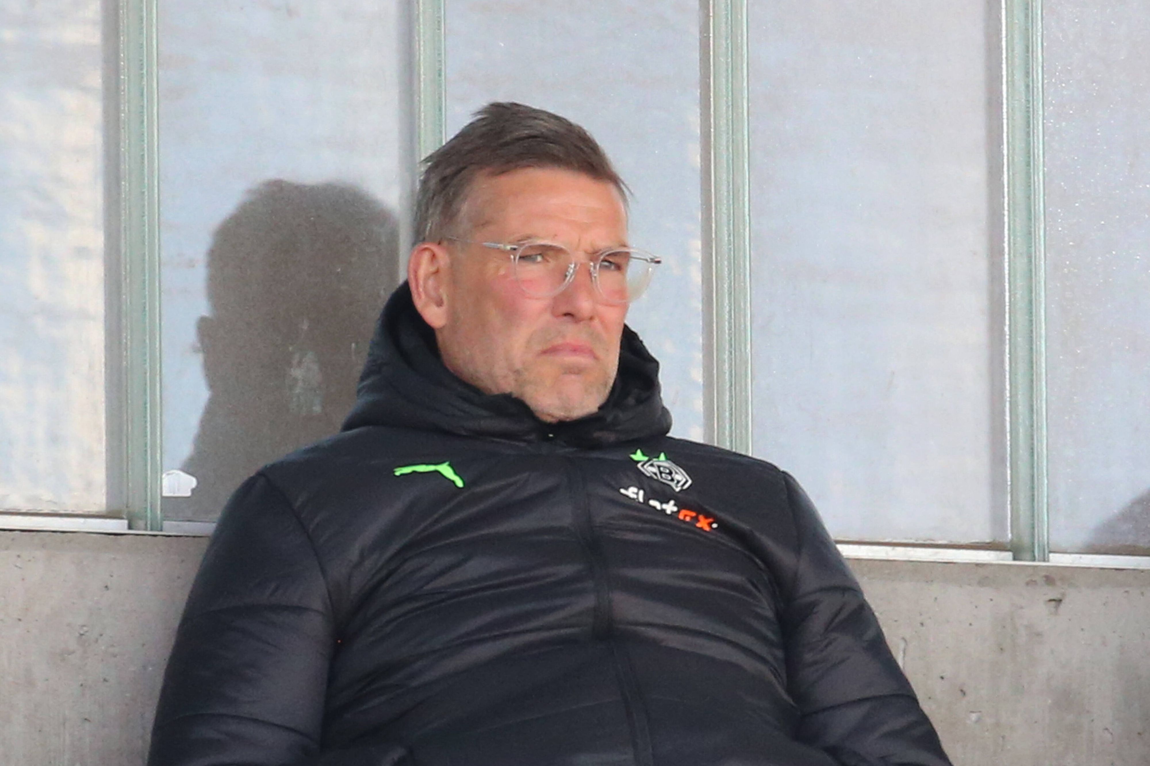 Uwe Kamps, Ex-Torwart-Trainer und -Spieler von Borussia Mönchengladbach, sitzt auf der Tribüne bei einem Spiel in der Regionalliga.