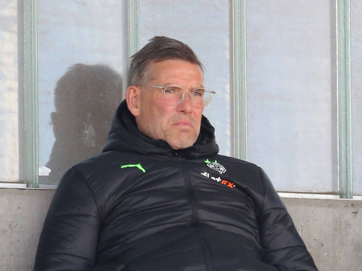 Uwe Kamps, Ex-Torwart-Trainer und -Spieler von Borussia Mönchengladbach, sitzt auf der Tribüne bei einem Spiel in der Regionalliga.