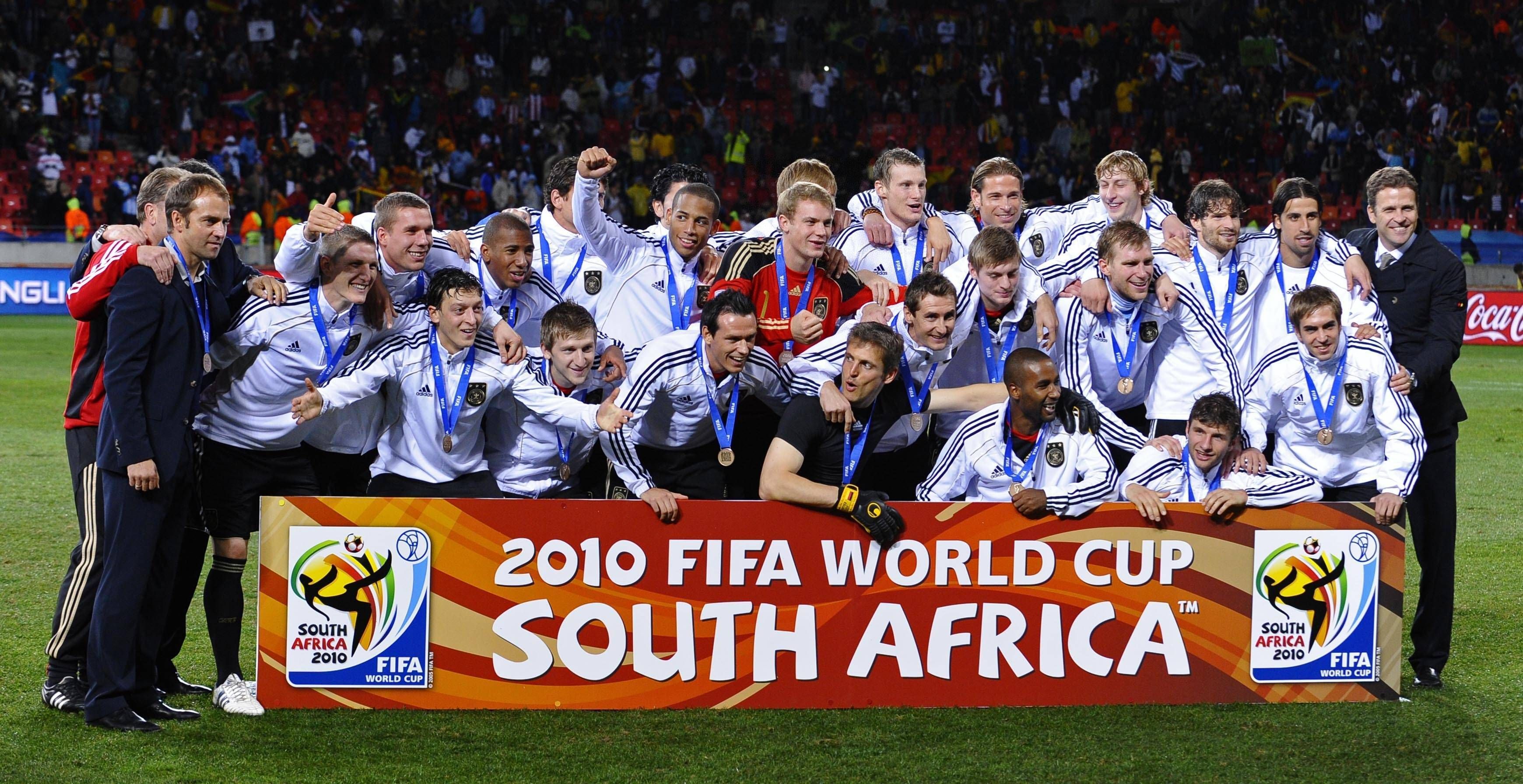 Die deutsche Nationalmannschaft feiert den Sieg im Spiel um Platz drei bei der Weltmeisterschaft in Südafrika.