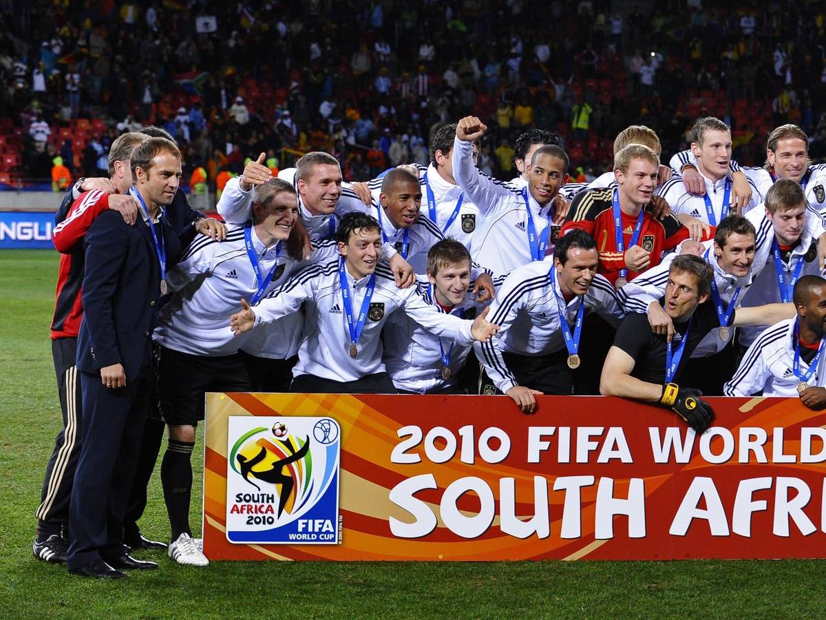 Die deutsche Nationalmannschaft feiert den Sieg im Spiel um Platz drei bei der Weltmeisterschaft in Südafrika.