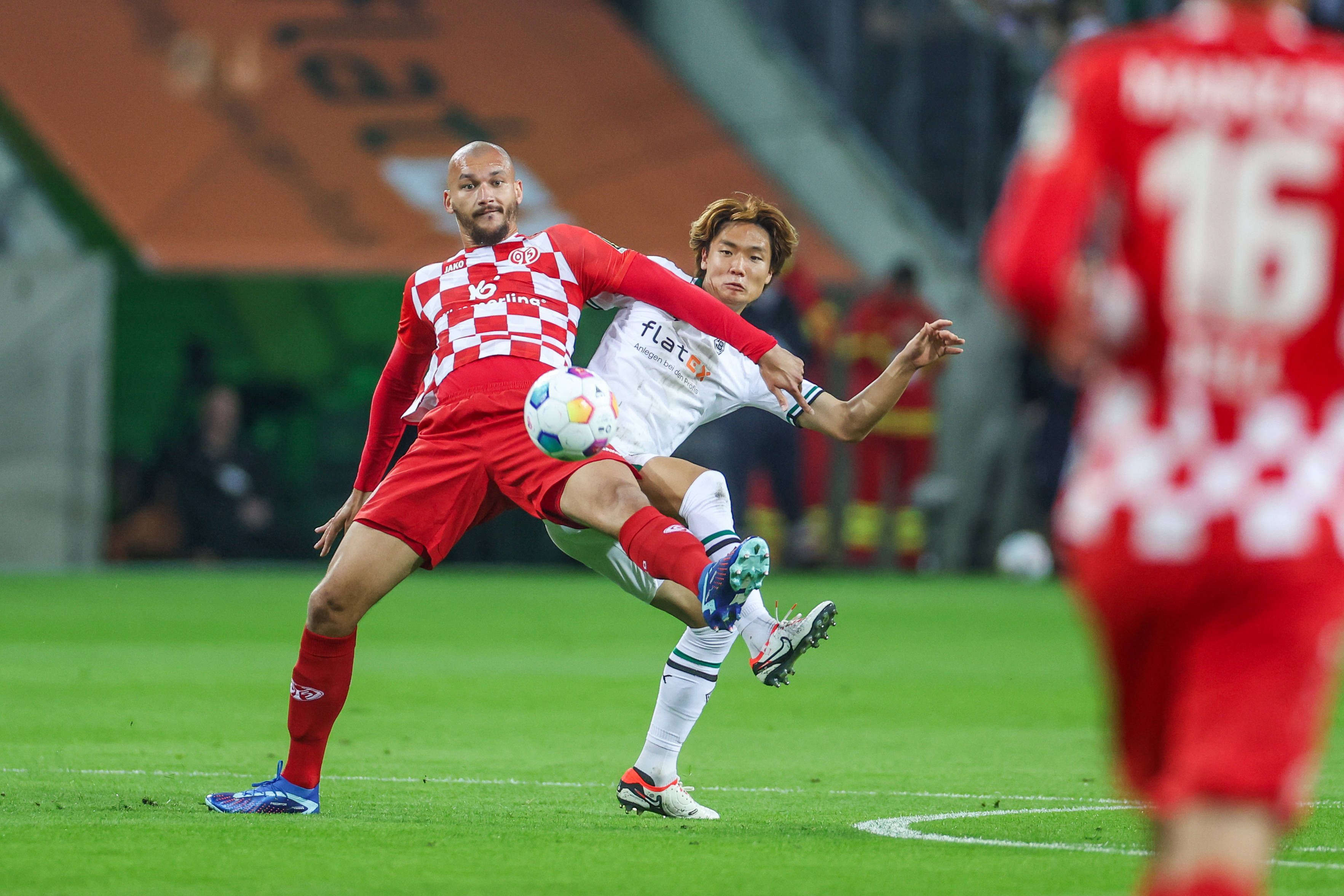 Abwehr-Spieler Ko Itakura von Borussia Mönchengladbach in einem Zweikampf.