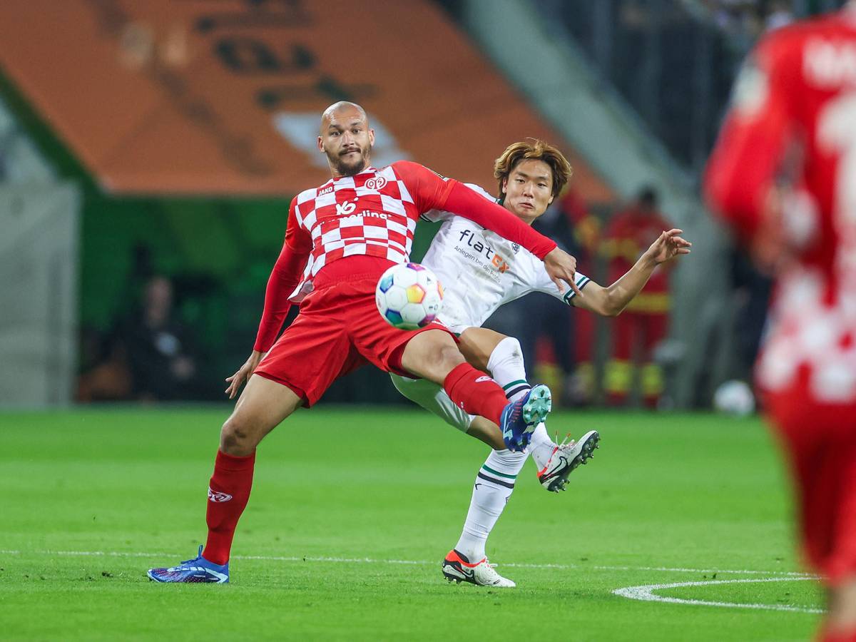 Abwehr-Spieler Ko Itakura von Borussia Mönchengladbach in einem Zweikampf.