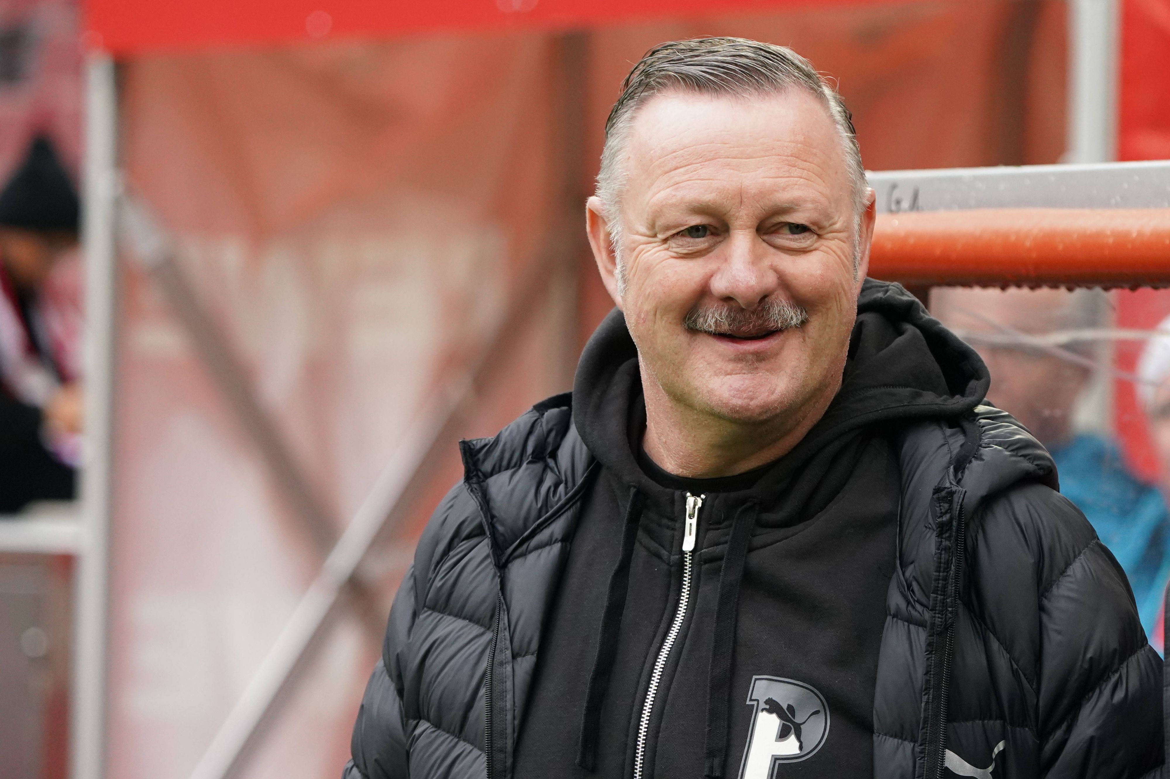 Roland Virkus steht beim Derby in Köln am Spielfeldrand.