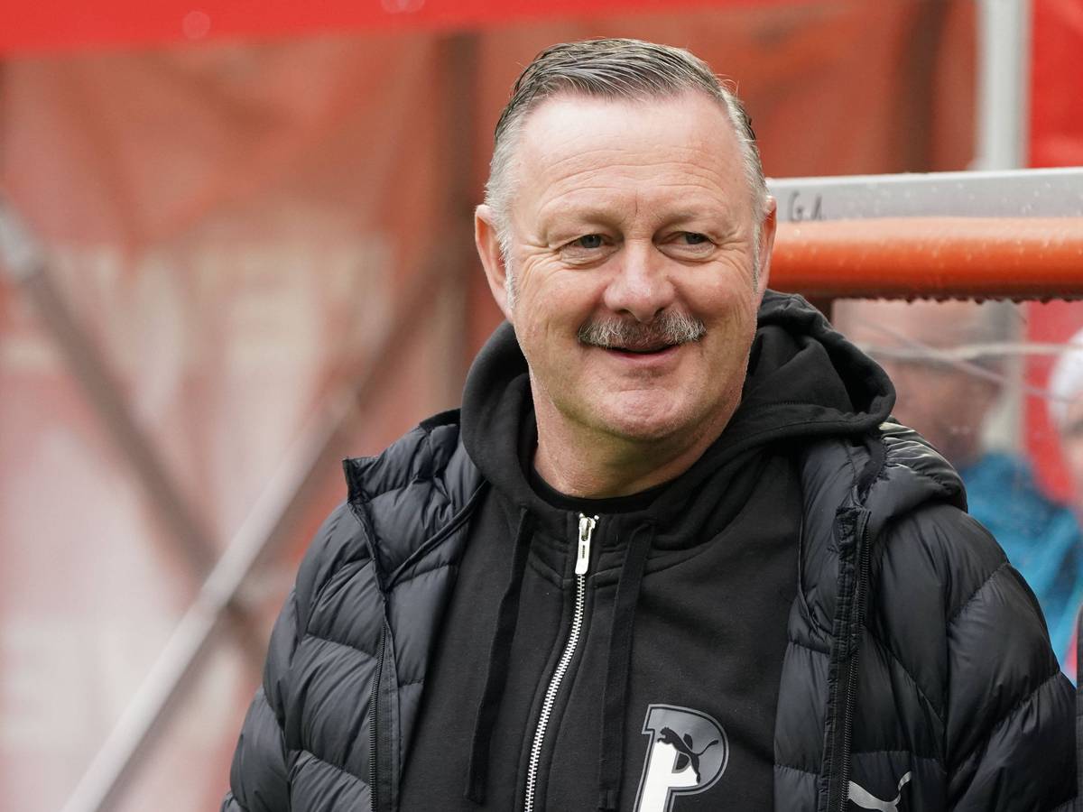 Roland Virkus steht beim Derby in Köln am Spielfeldrand.
