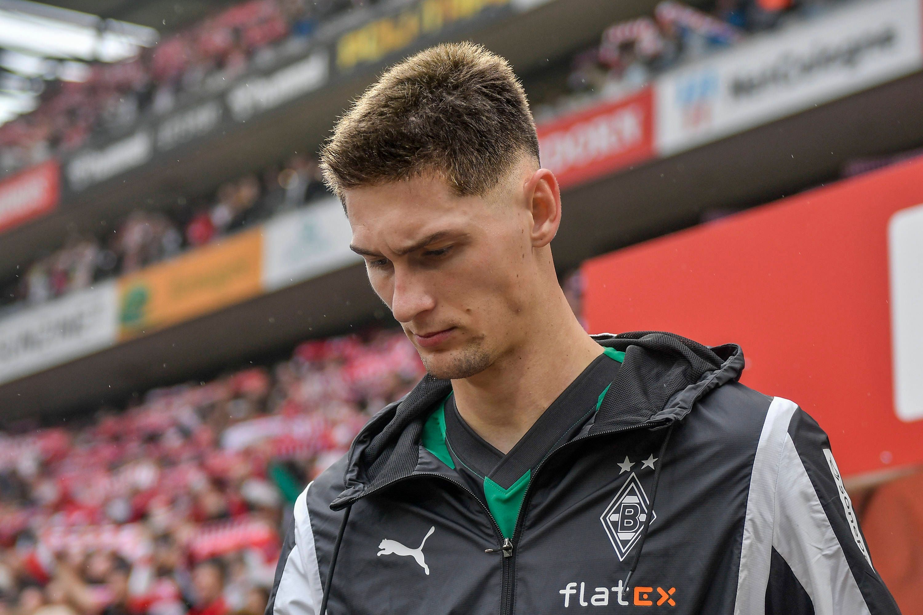 Tomas Cvancara betritt den Rasen im Kölner Stadion.
