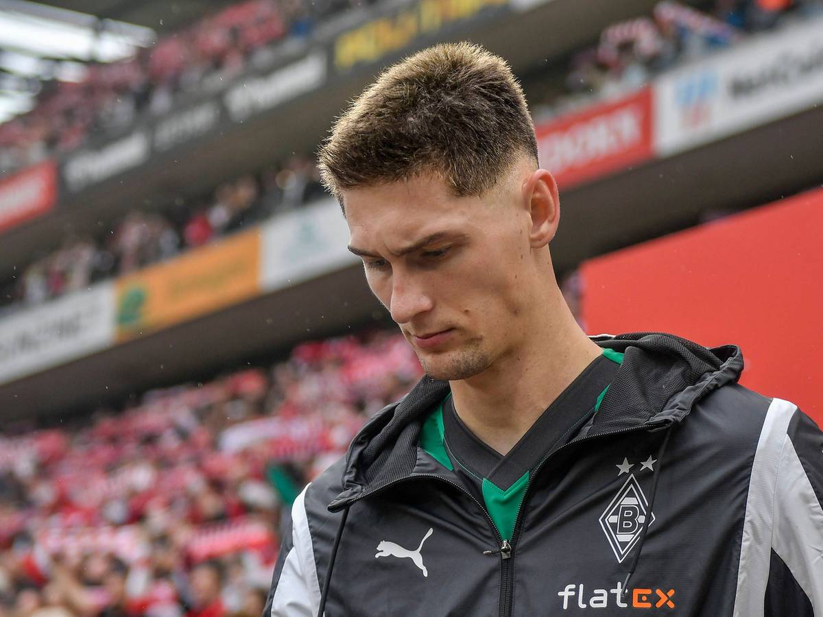 Tomas Cvancara betritt den Rasen im Kölner Stadion.