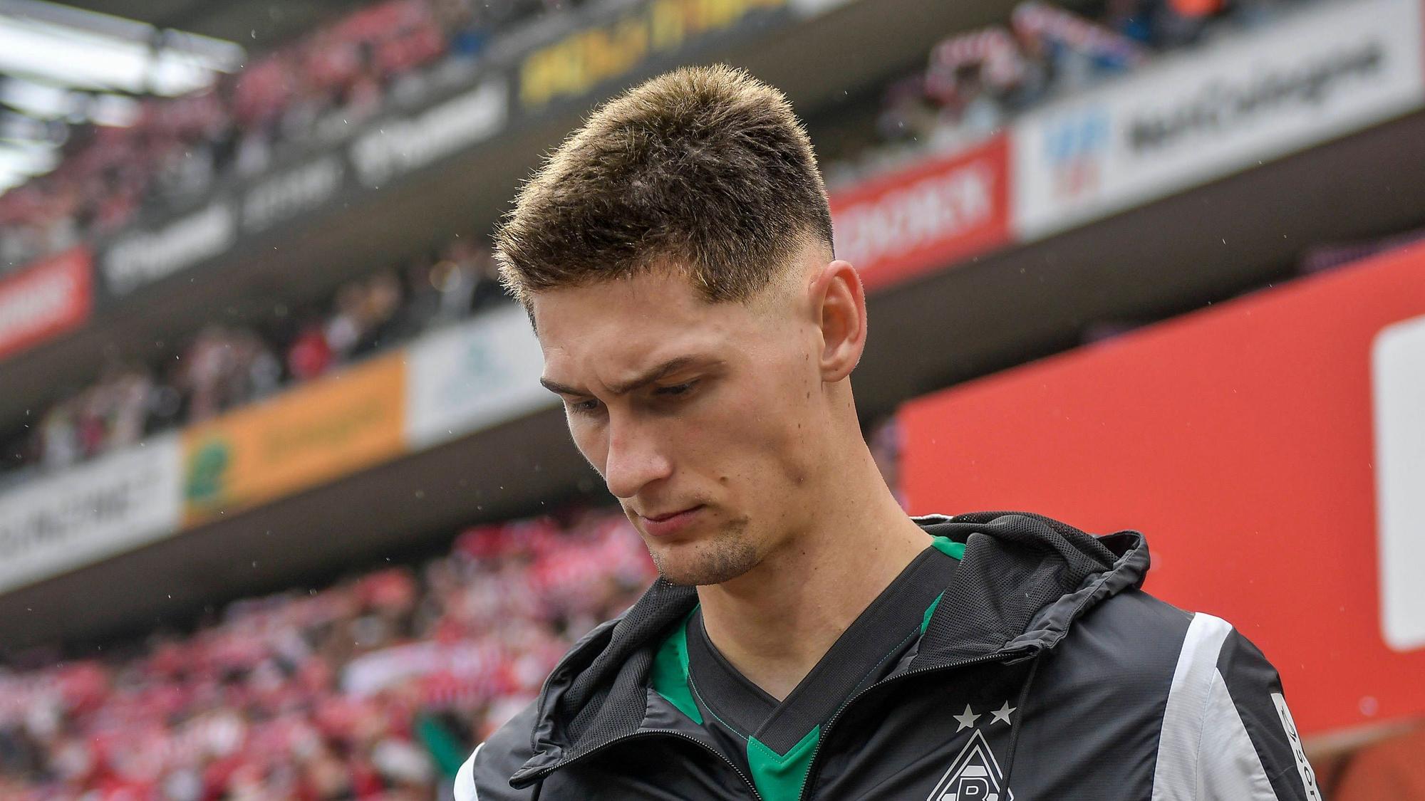 Tomas Cvancara betritt den Rasen im Kölner Stadion.